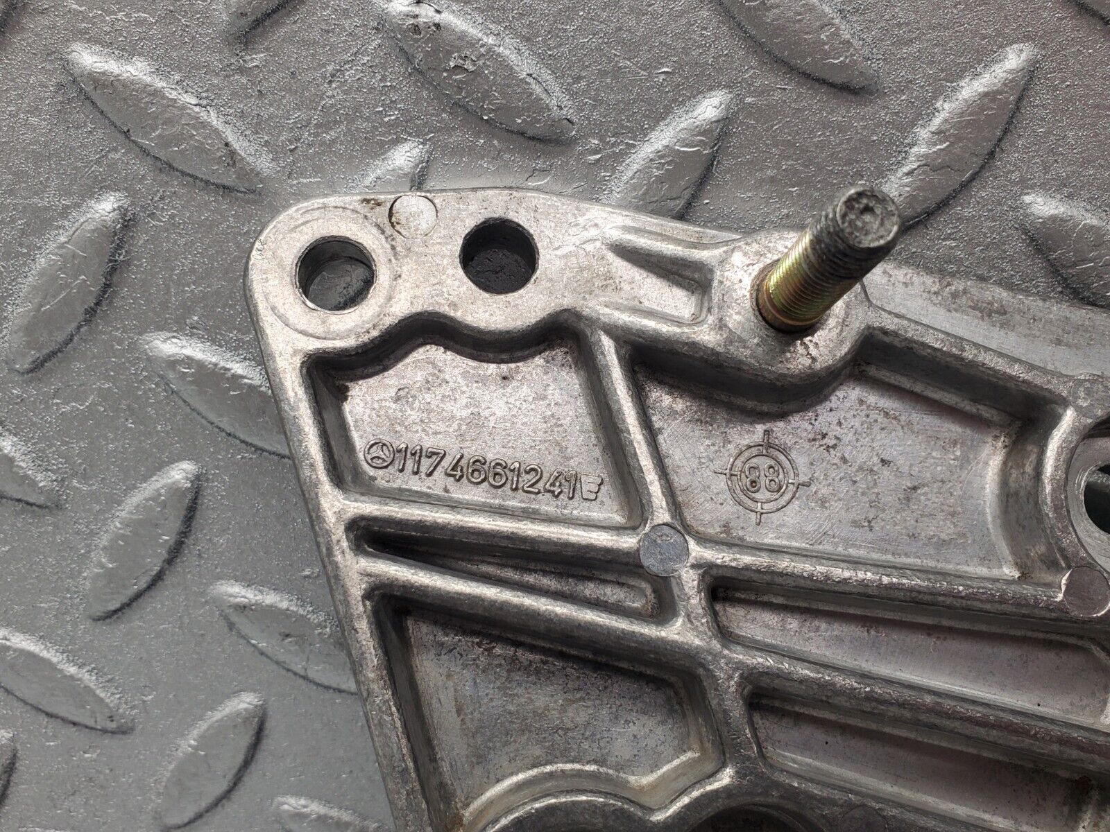 46049 Mercedes-Benz W126 420SE Power Steering Pump Bracket 1174661241