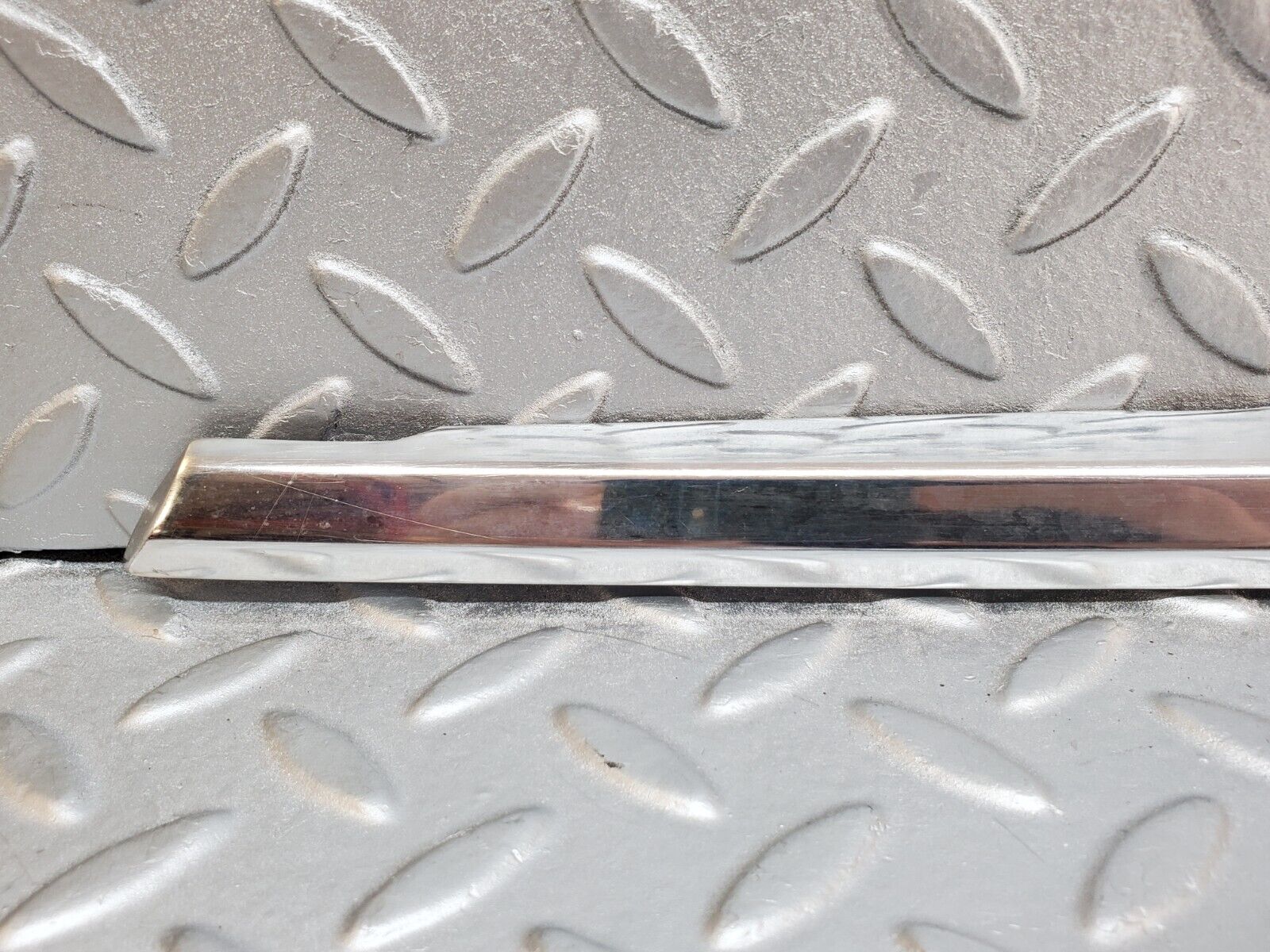 45809 Mercedes-Benz W126 420SE Front Left Door Chrome Moulding Trim