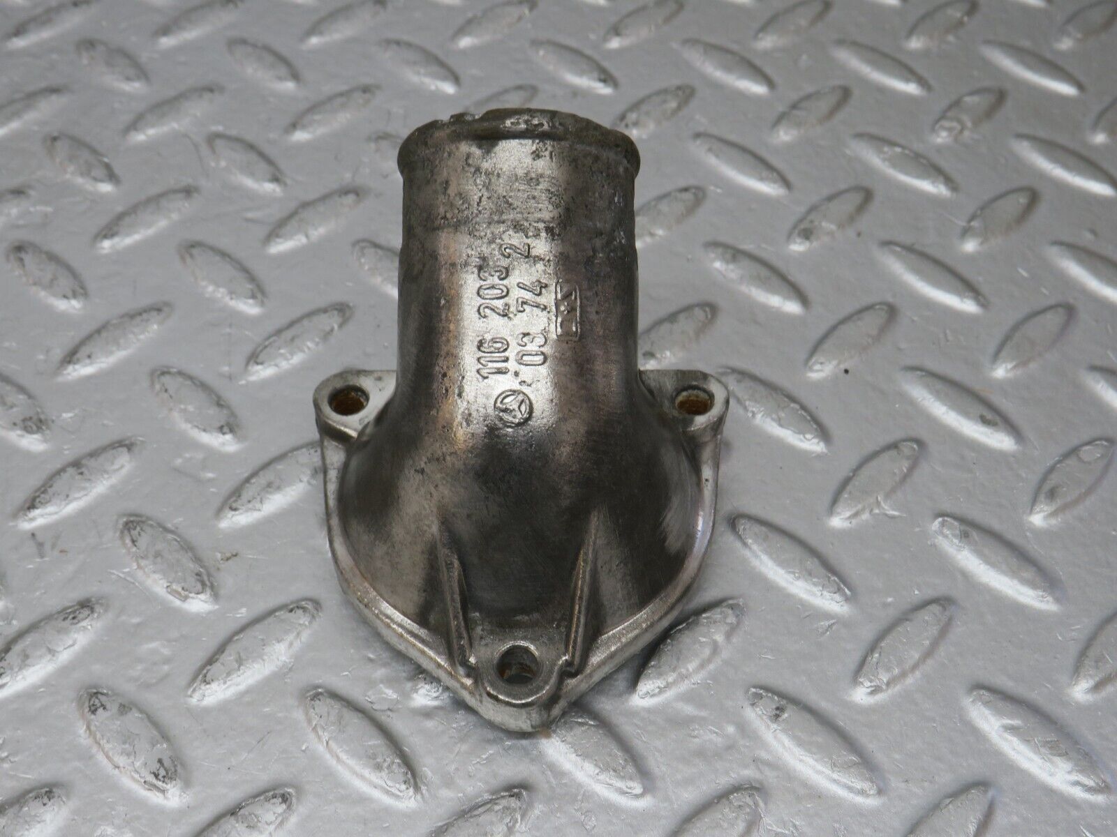 32857 Mercedes-Benz C107 R107 350 V8 Thermostat Housing 1162030374