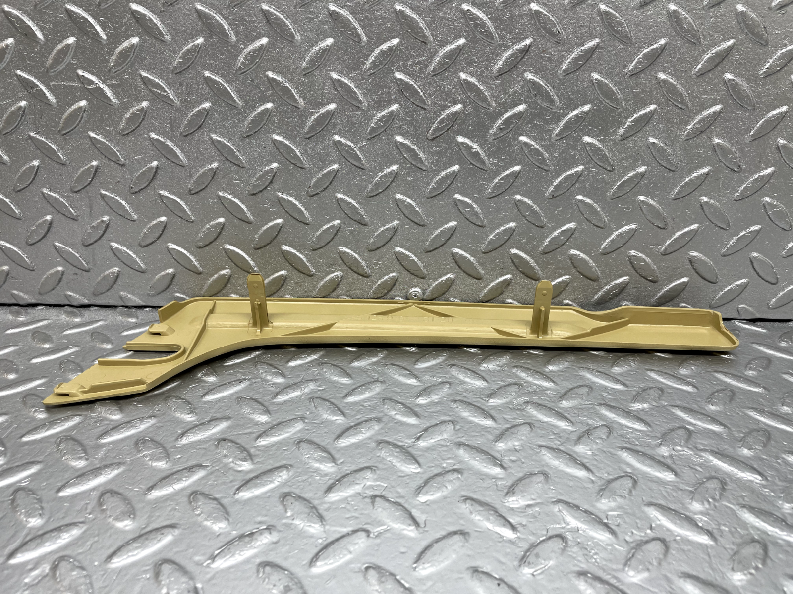 44281 Mercedes-Benz W123 280E Front Right Seat Cover Trim Beige 1239193120