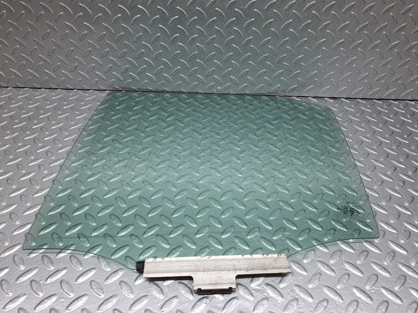 41992 Mercedes-Benz W202 C200 Rear Right Door Window Glass