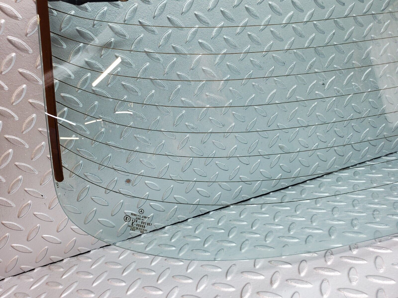 44368 Mercedes-Benz W123 280E Rear Heated Windscreen Glass