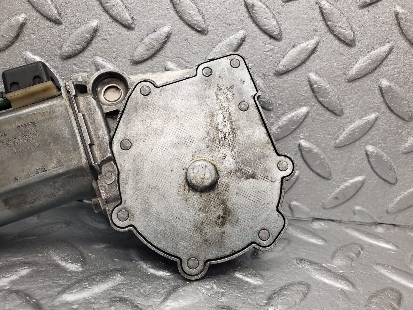 30309 Mercedes-Benz W124 230E Window Regulator Motor Right Bosch 0130821285