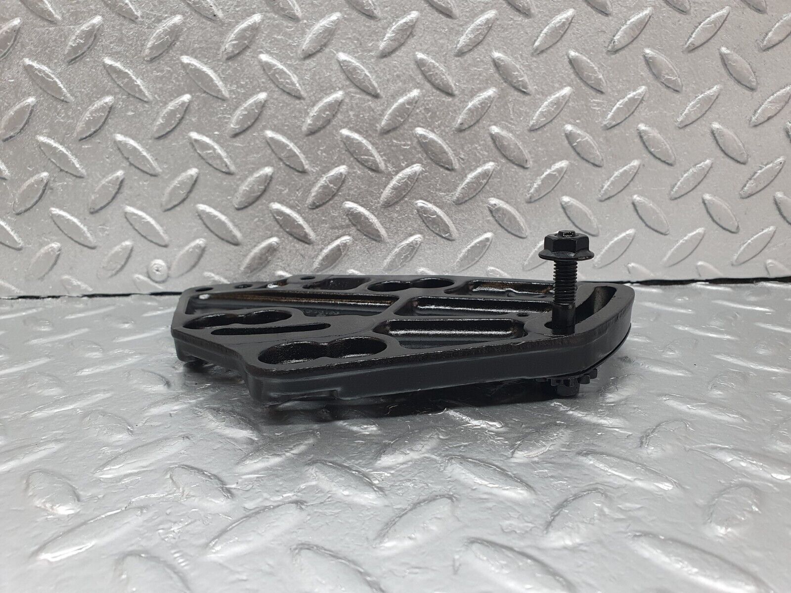 43551 Mercedes-Benz C126 380SEC Coupe Power Steering Pump Bracket 1174661141