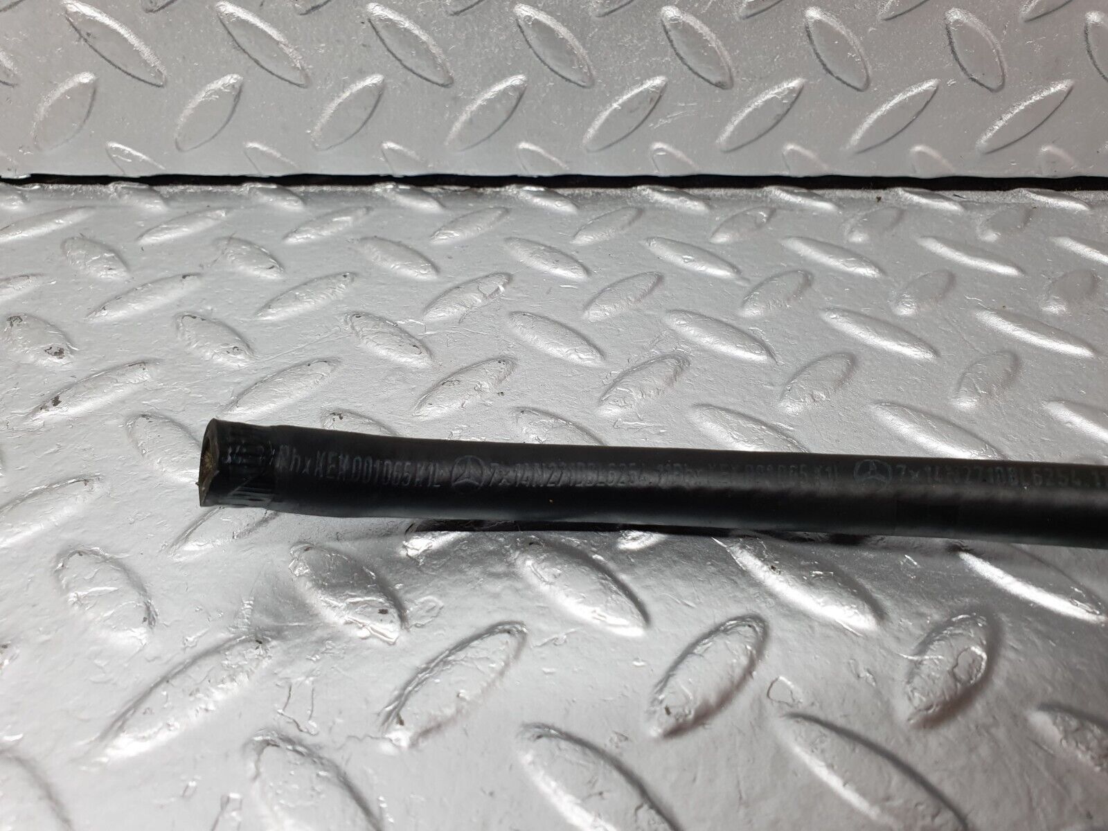 41623 Mercedes-Benz W124 200E Carburettor Heating Coolant Hose Pipe 1022031182