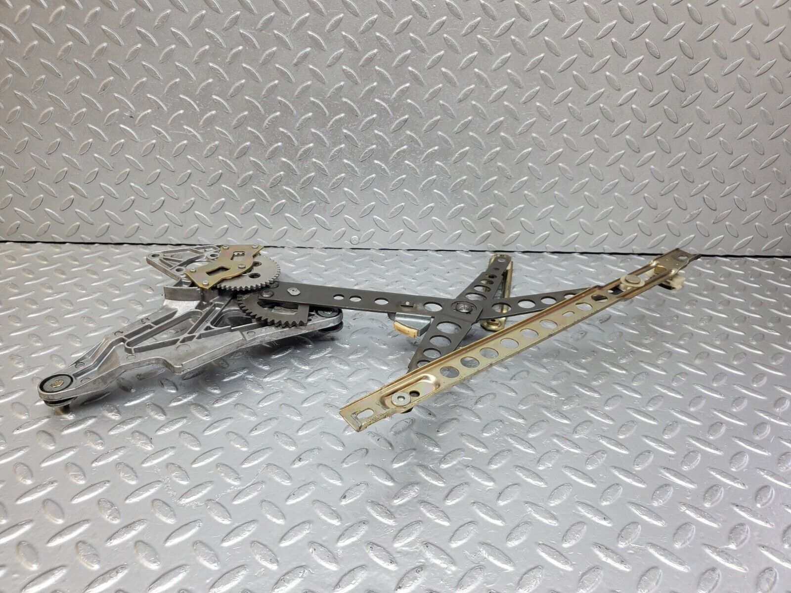 44412 Mercedes-Benz W123 280E Front Left Power Window Regulator 1237202746 1267250311