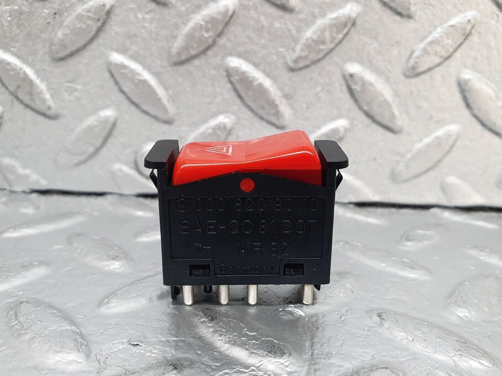 44112 Mercedes-Benz C123 230CE Coupe Hazard Warning Light Switch 0008209010