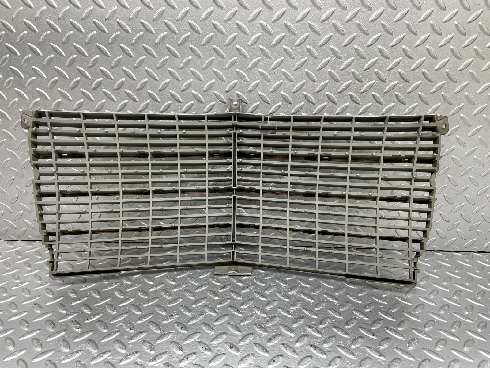 44249 Mercedes-Benz W123 280E Bonnet Grill 1238880923