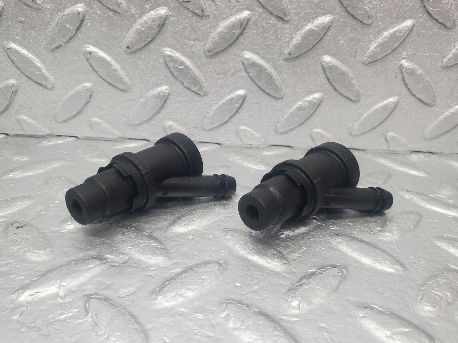 46037 Mercedes-Benz W126 420SE Fuel Injector Holder 2X