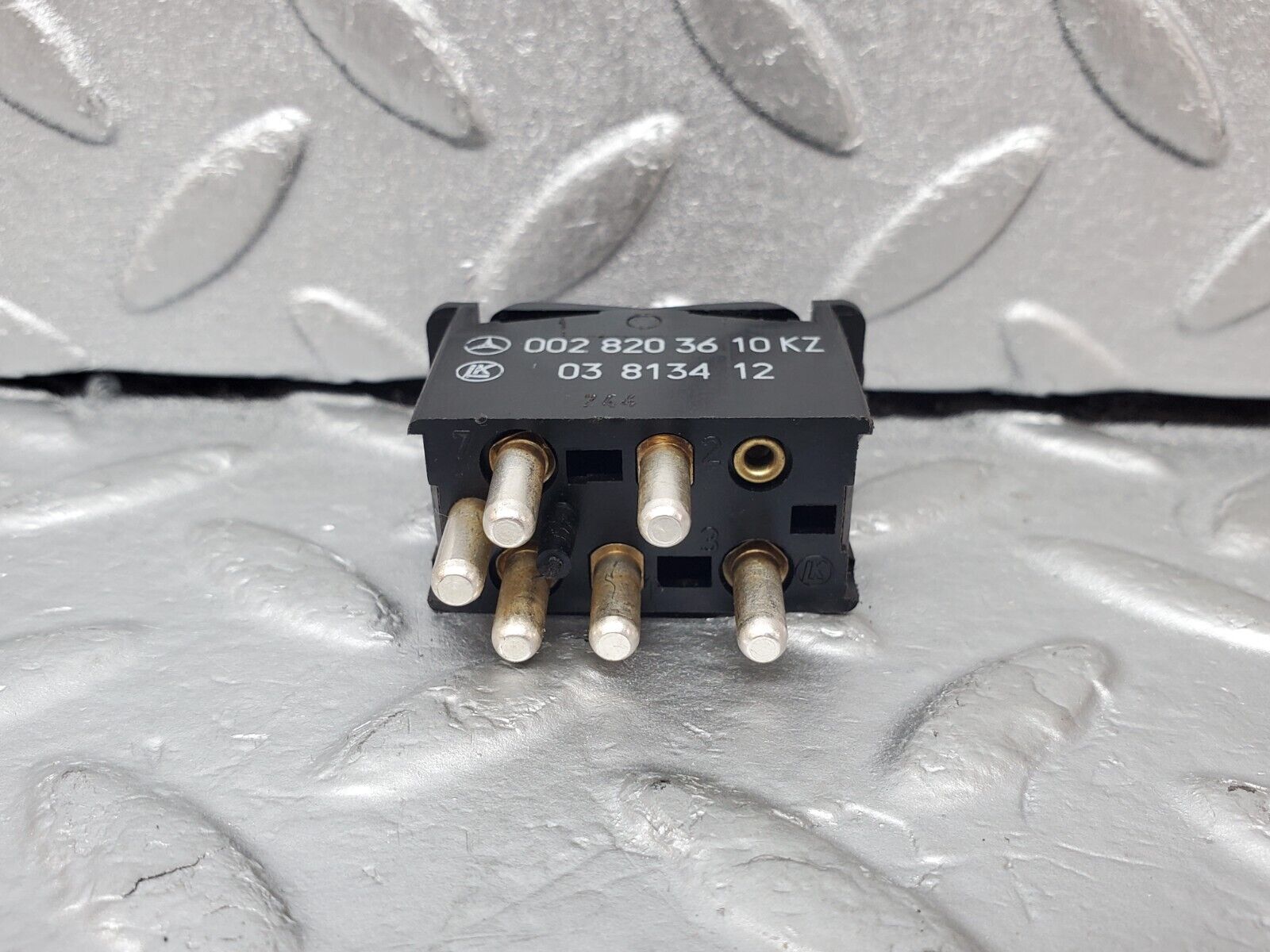 44524 Mercedes-Benz W123 280E Rear Left Electric Window Switch 0028203610