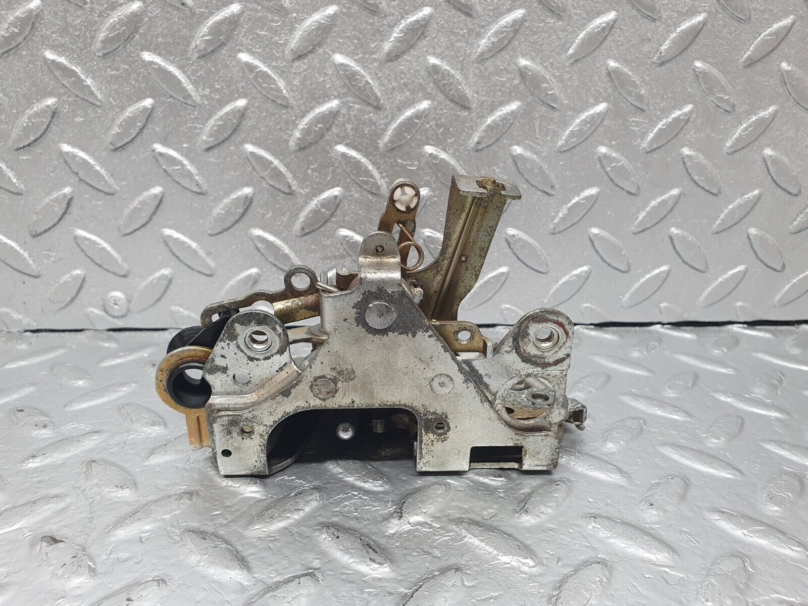 43643 Mercedes-Benz C126 380SEC Coupe Left Door Lock Mechanism