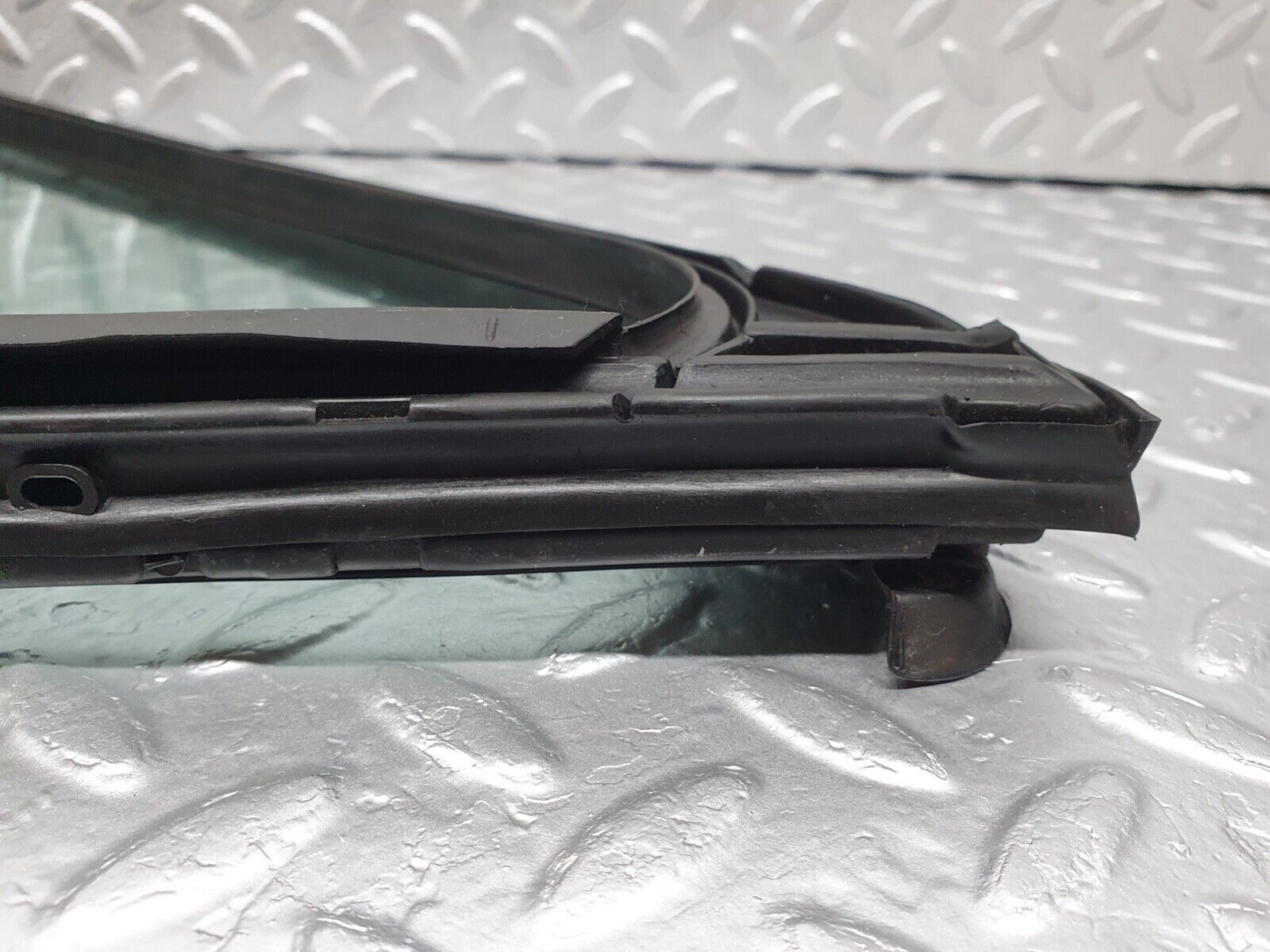 41996 Mercedes-Benz W202 C200 Rear Right Quarter Window Glass 2027350224