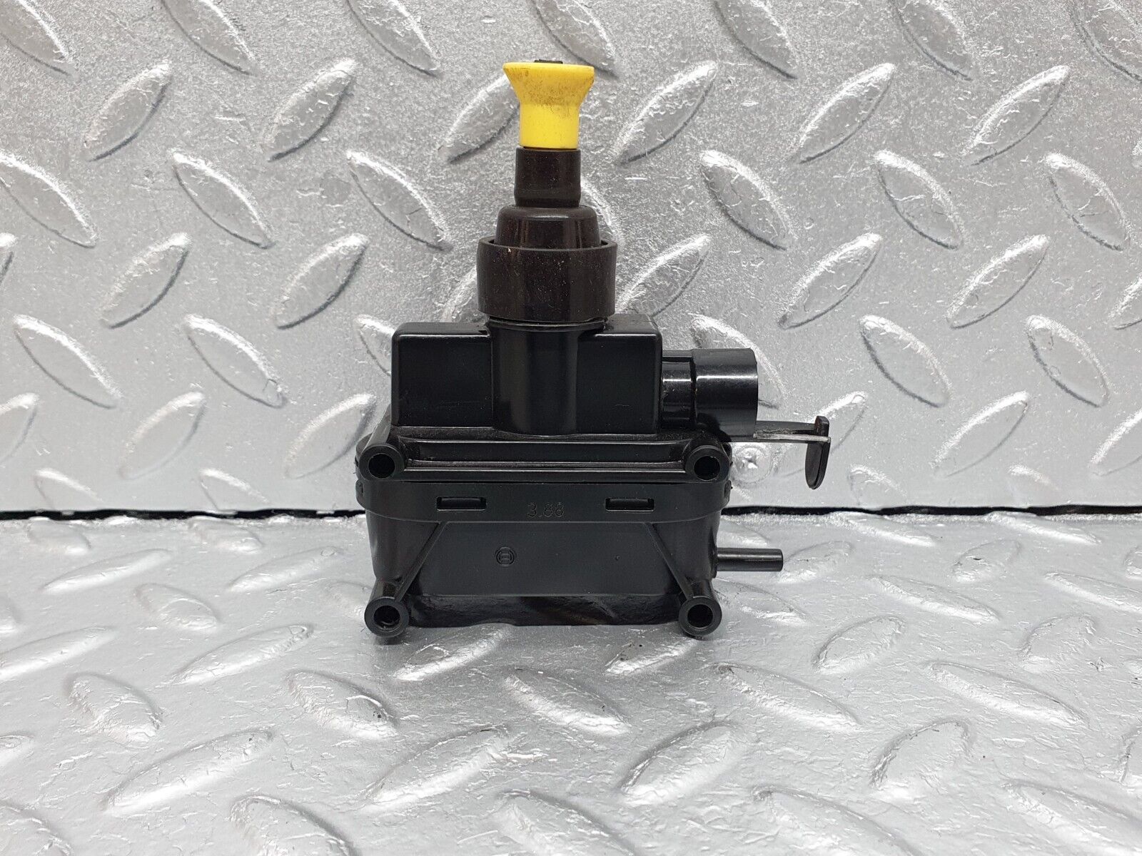 41666 Mercedes-Benz W124 200E Trunk Lock Vacuum Actuator