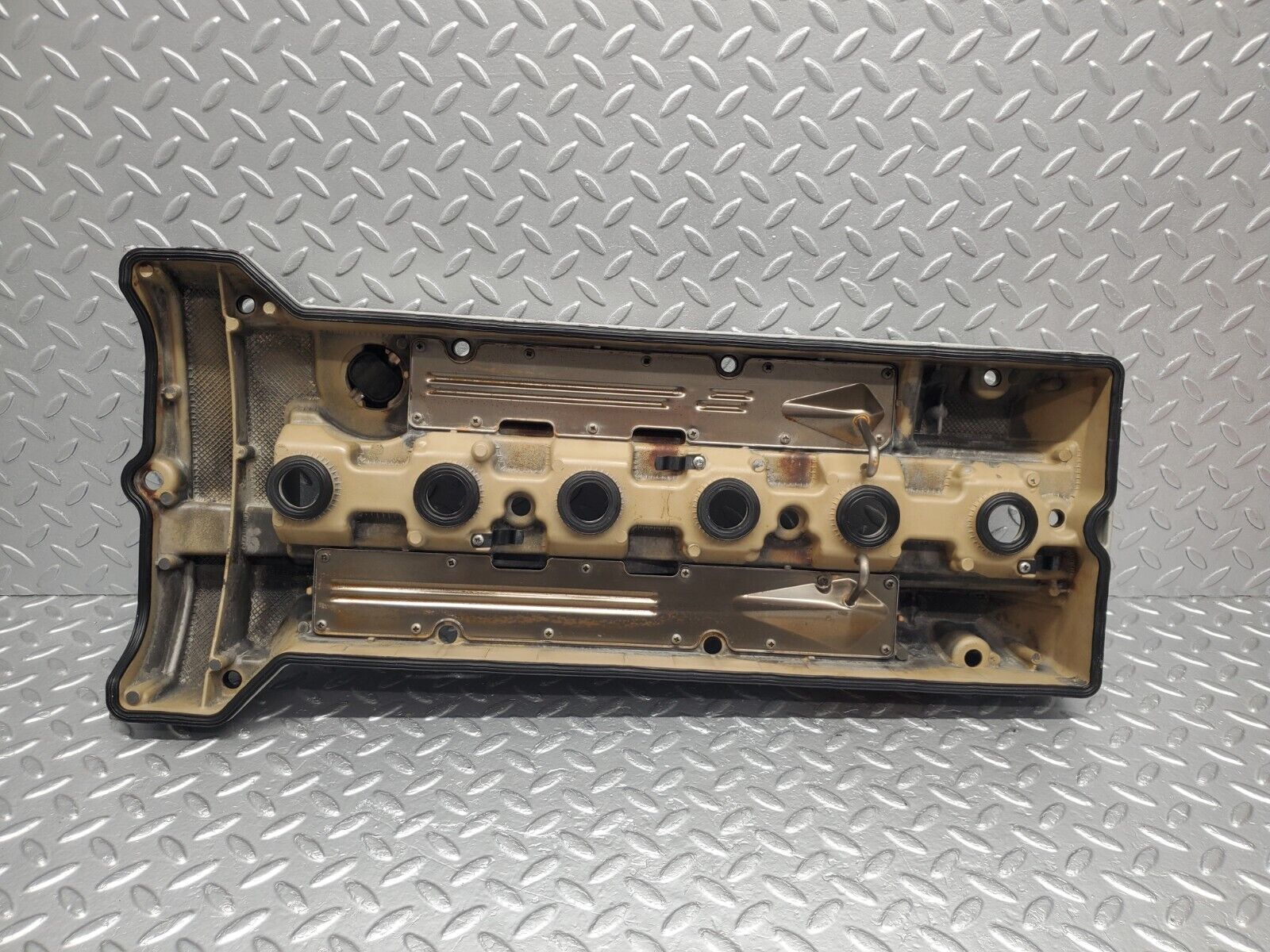 46232 Mercedes-Benz W124 280E Cylinder Head Valve Cover 1040160705