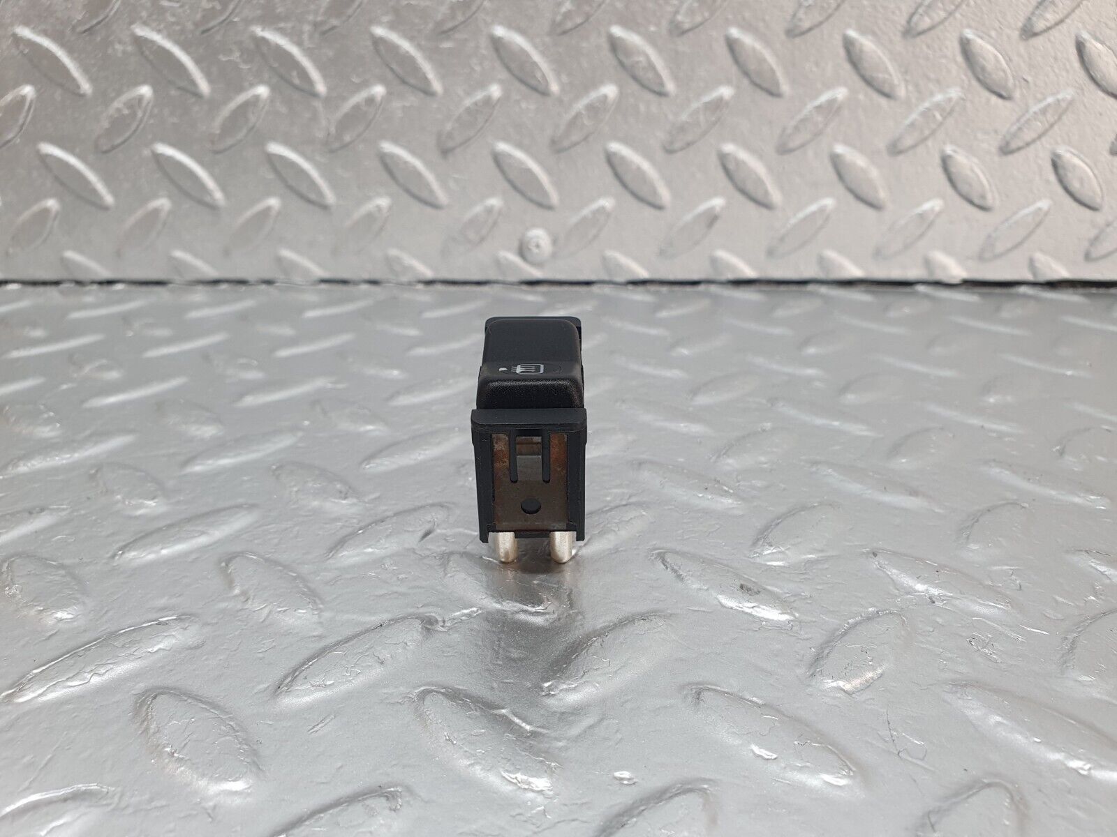 42954 Mercedes-Benz W201 190 2.0L Rear Heated Window Switch 0008206010