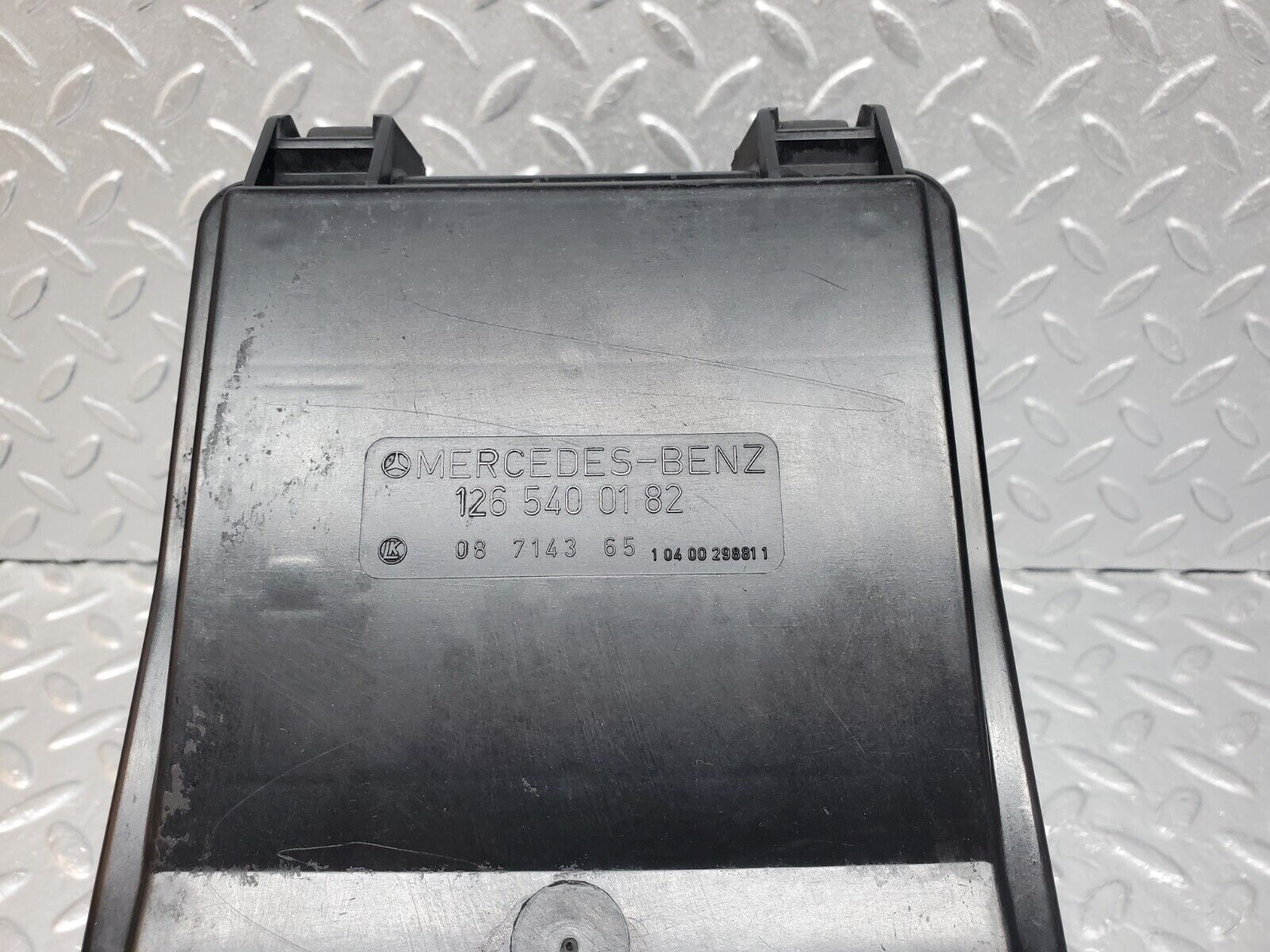 45722 Mercedes-Benz W126 420SE Fuse Box Housing 1265401650 1265400182