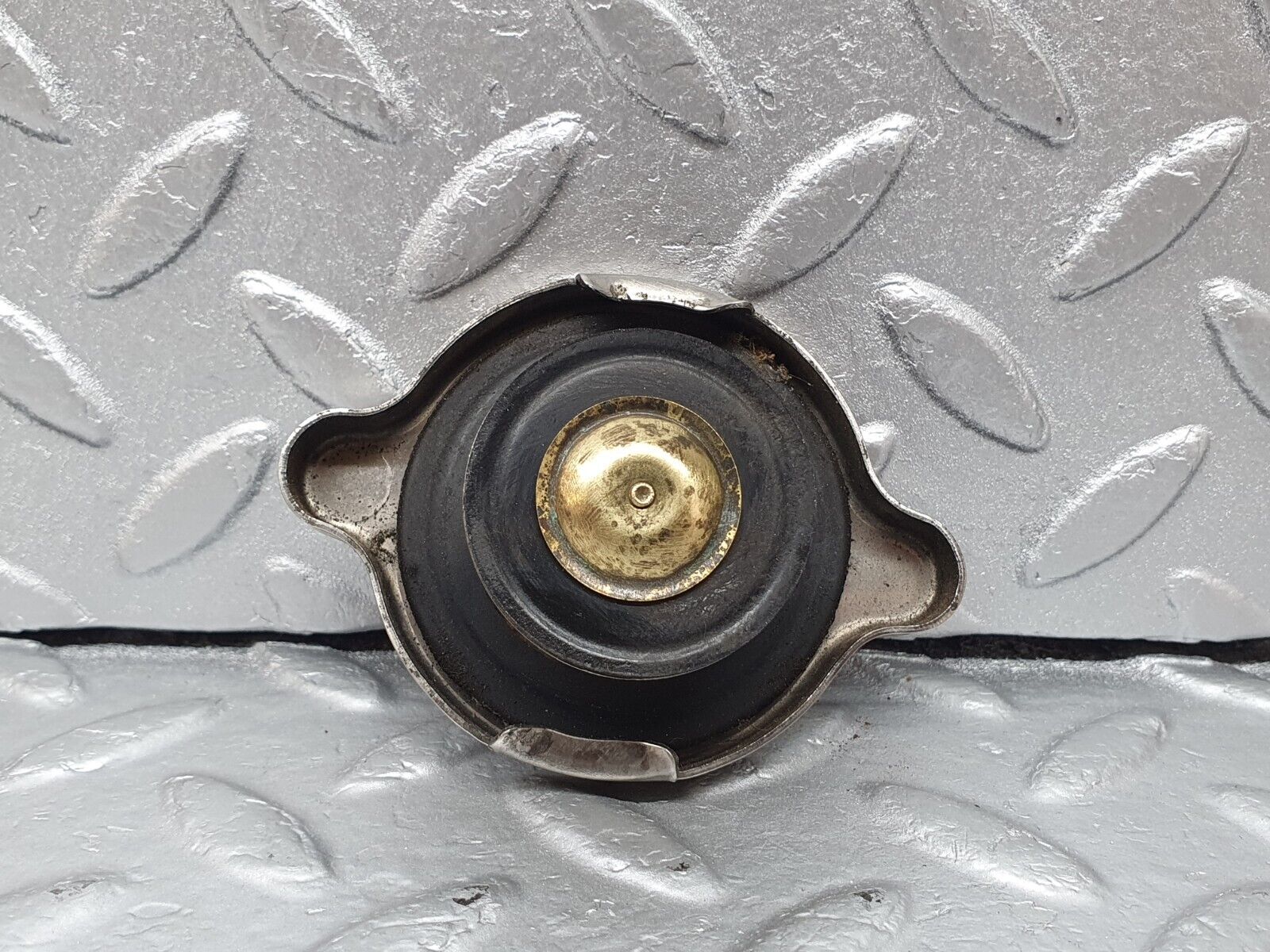 43123 Mercedes-Benz W108 280SE Radiator Cap Behr 1235010215