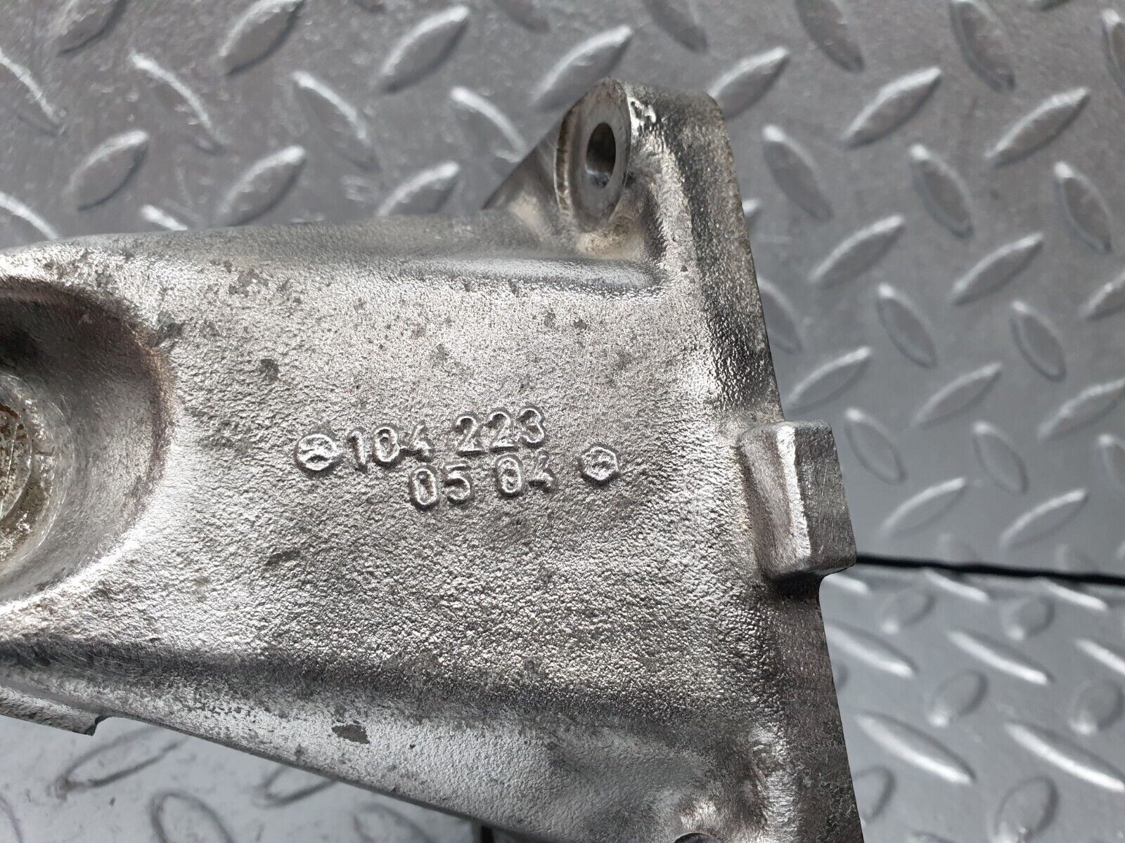 42307 Mercedes-Benz R129 320SL Coupe Engine Mount Bracket Right 1042230504