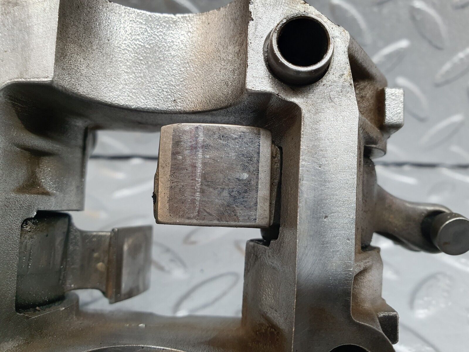 43066 Mercedes-Benz W123 Rocker Arms Camshaft Bearing Block 1020512110