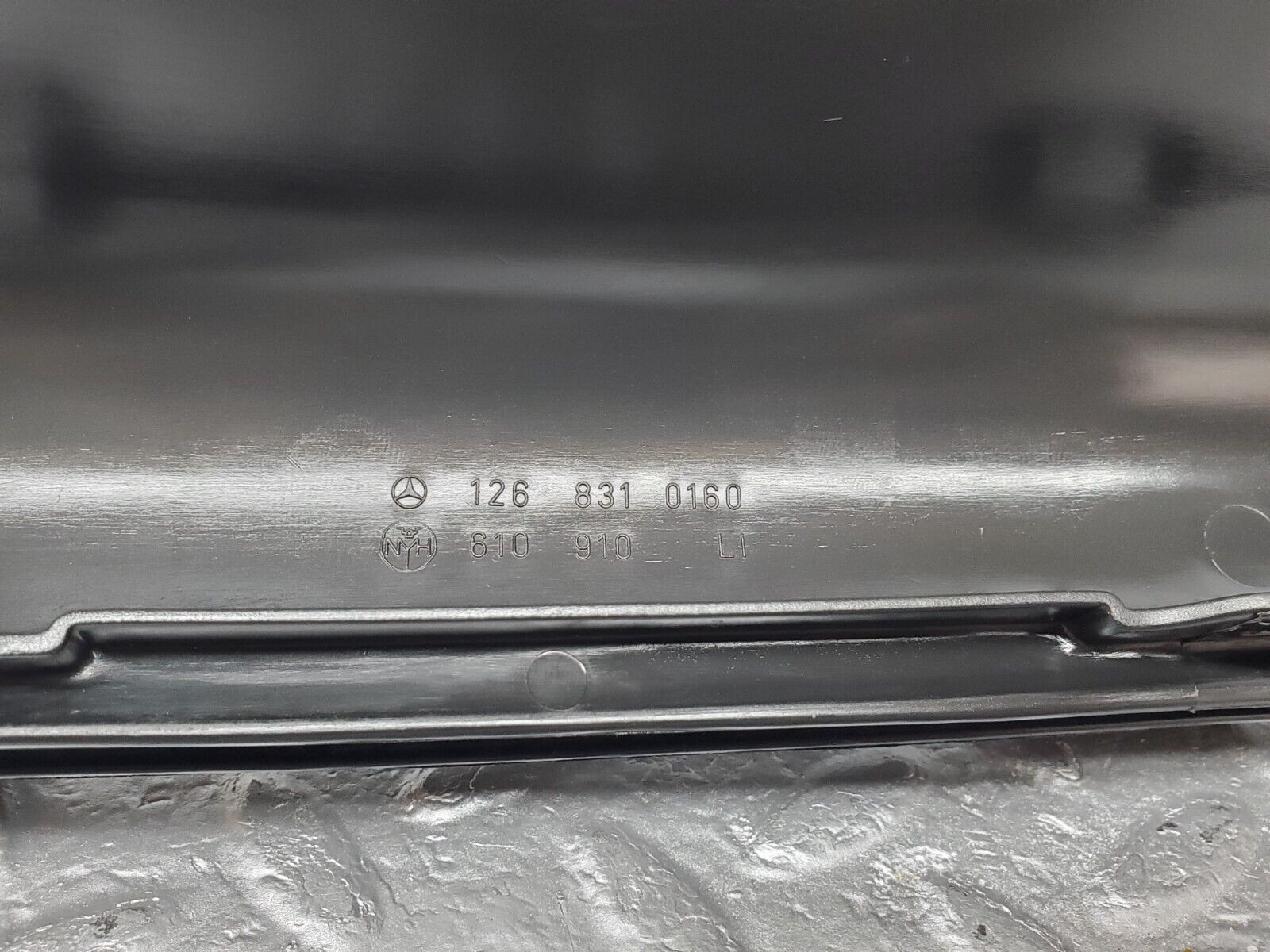 45915 Mercedes-Benz W126 420SE Dashboard Air Vent Duct 2x 1268300219 1268300119