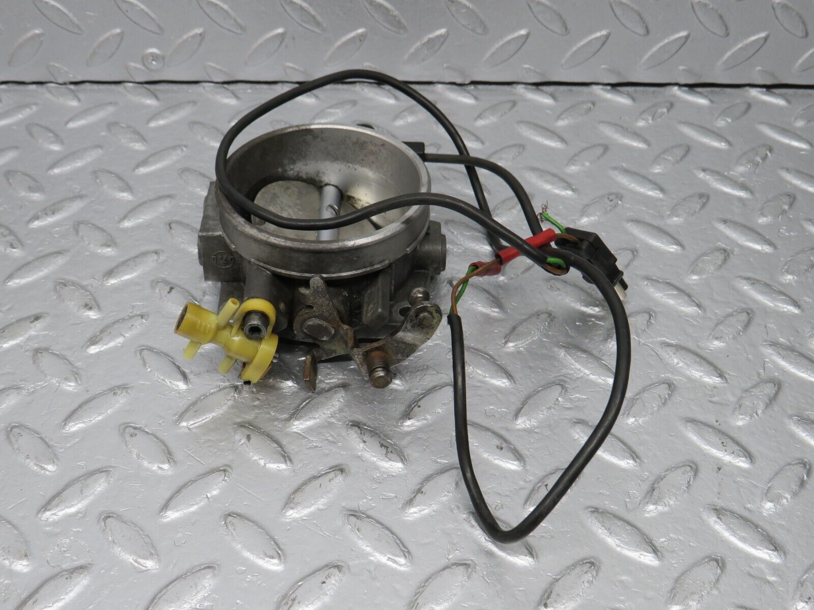 39293 Mercedes-Benz R107 500SL Throttle Body Valve With Sensor 0011406153