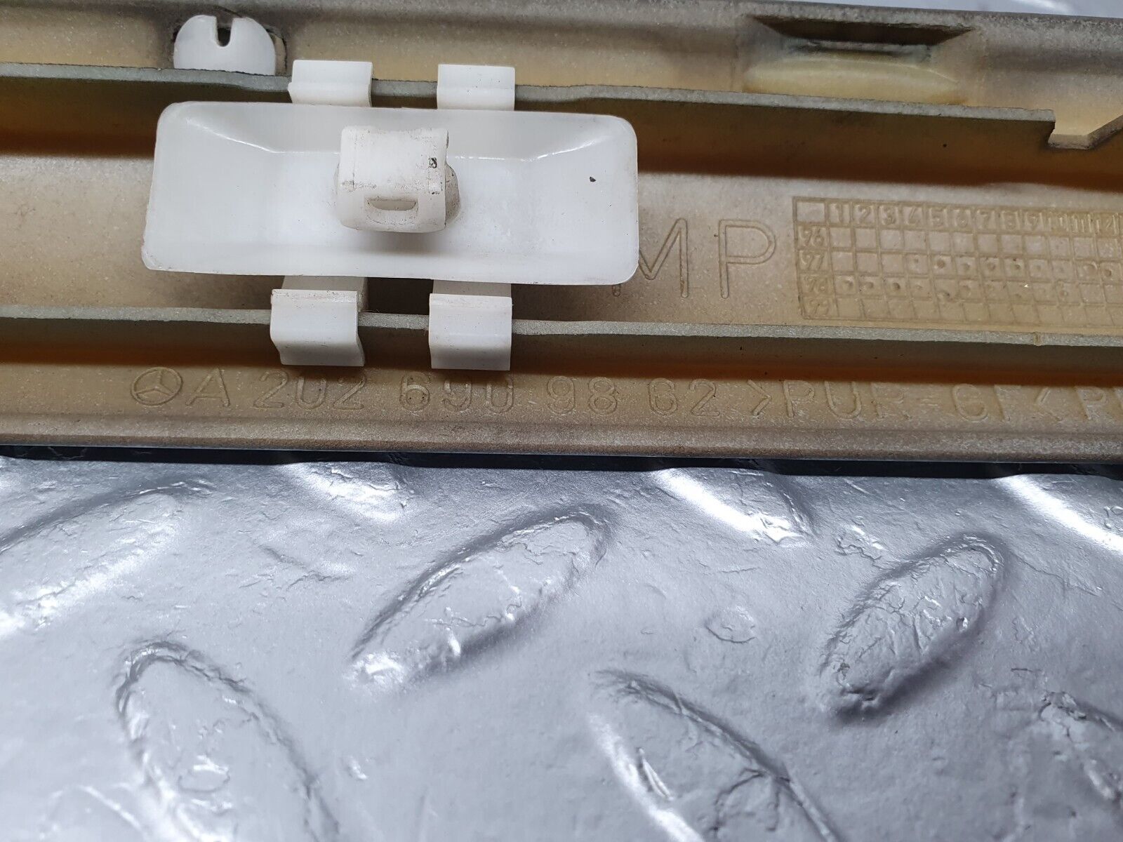 41806 Mercedes-Benz W202 C200 Rear Right Door Centre Moulding Trim 2026909862