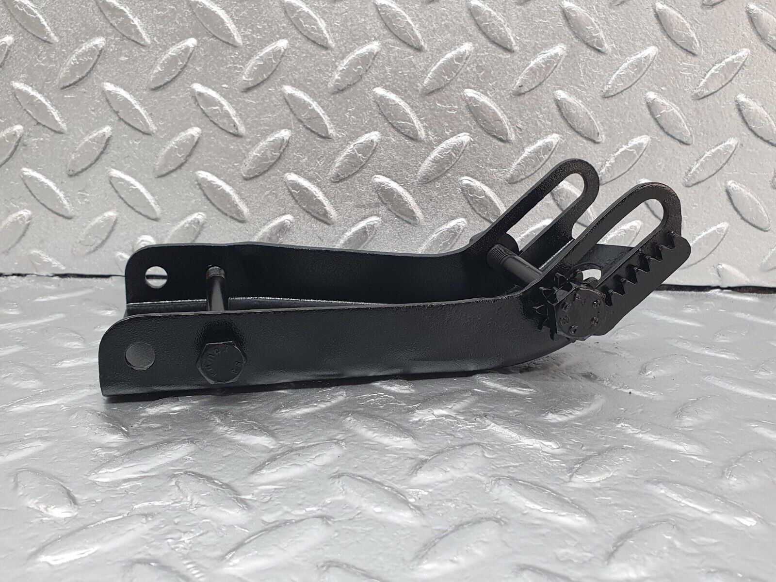 43552 Mercedes-Benz C126 380SEC Coupe Alternator Generator Bracket