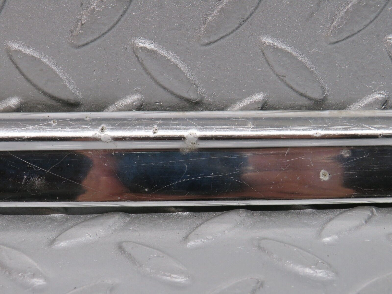 39107 Mercedes-Benz R107 500SL Right Door Chrome Trim