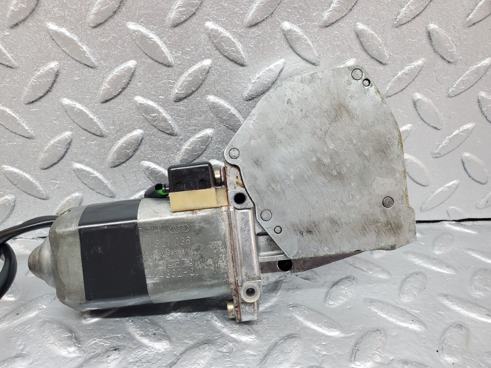 45762 Mercedes-Benz W126 420SE Rear Right Window Regulator Motor 0130821036