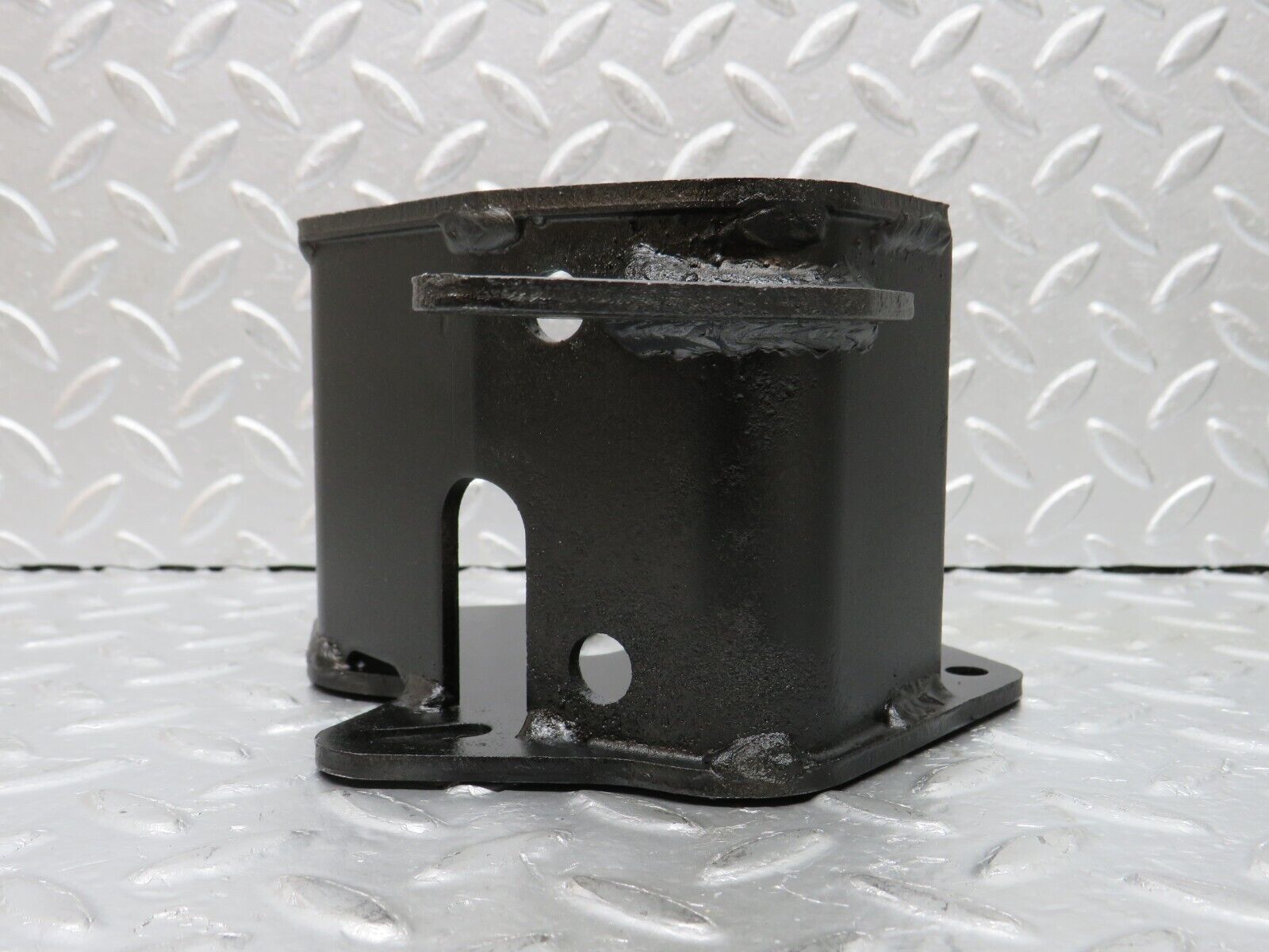 32983 Mercedes-Benz C107 R107 350 V8 Power Steering Pump Bracket