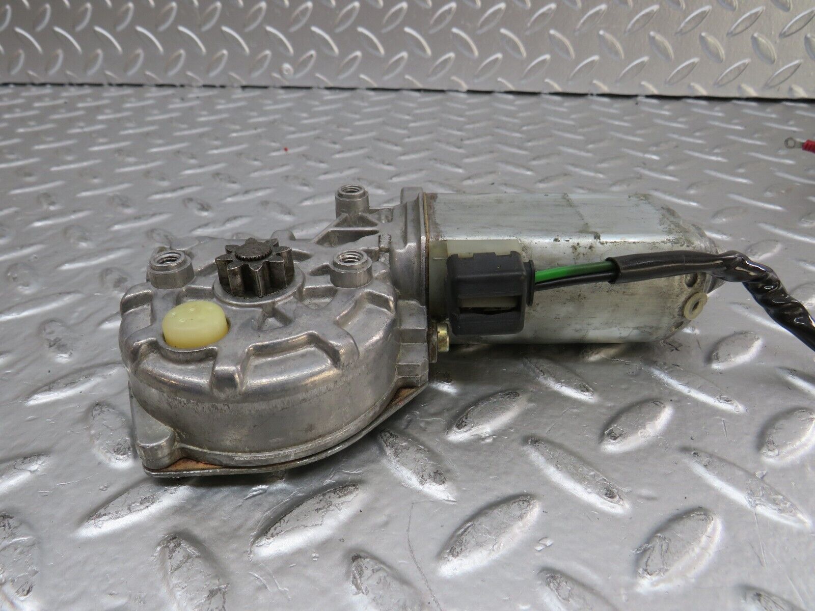 25090 Mercedes-Benz C107 Rear Left Window Regulator Motor 0130821017