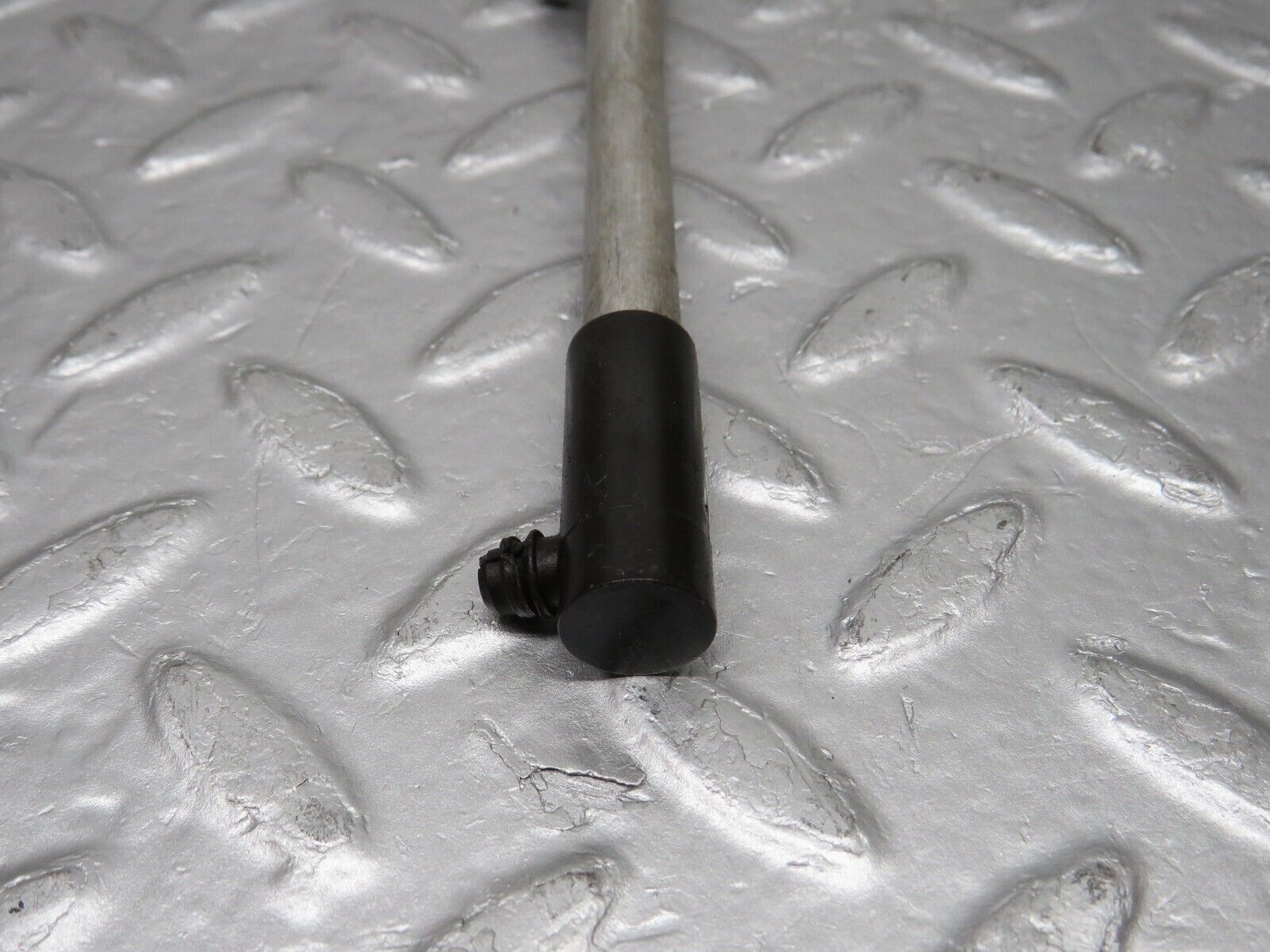 39157 Mercedes-Benz R107 500SL Camshaft Oil Tube