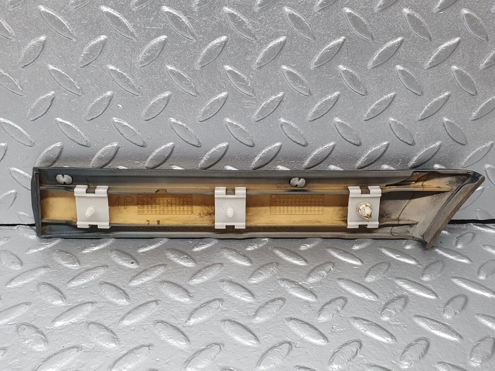 41803 Mercedes-Benz W202 C200 Front Left Fender Wing Centre Moulding 2026909162