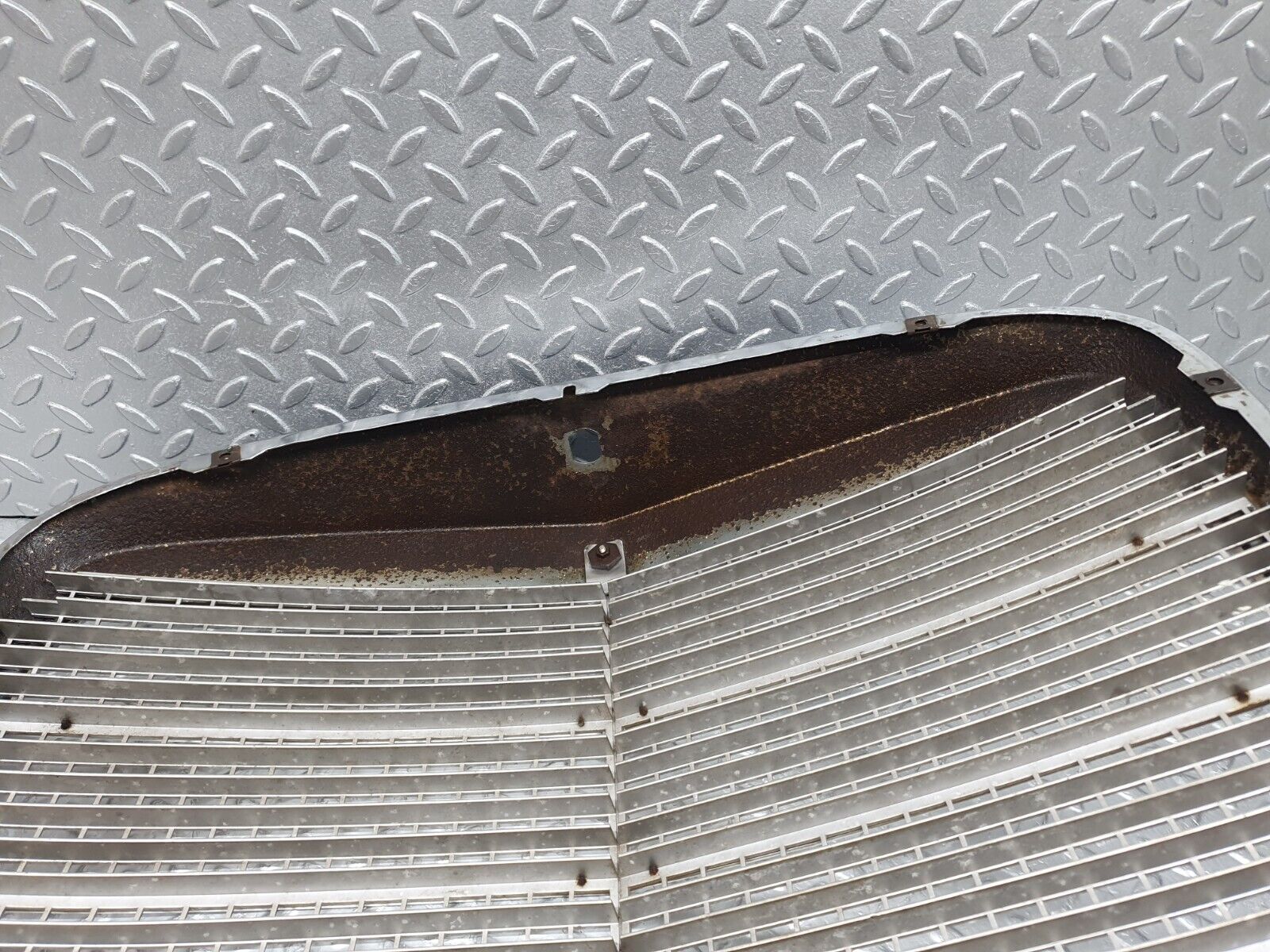 43398 Mercedes-Benz W108 280SE Bonnet Grill Chrome