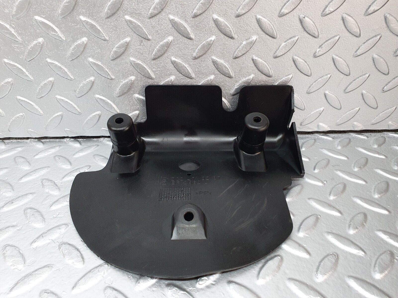 41946 Mercedes-Benz W202 C200 Fuel Tank Plastic Cover Left 2024710287