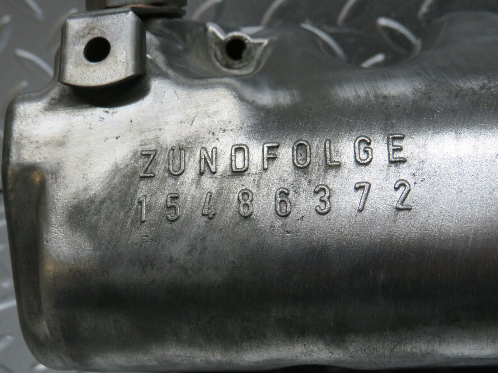 32981 Mercedes-Benz C107 R107 350 Cylinder Head Valve Cover Right 1160161905