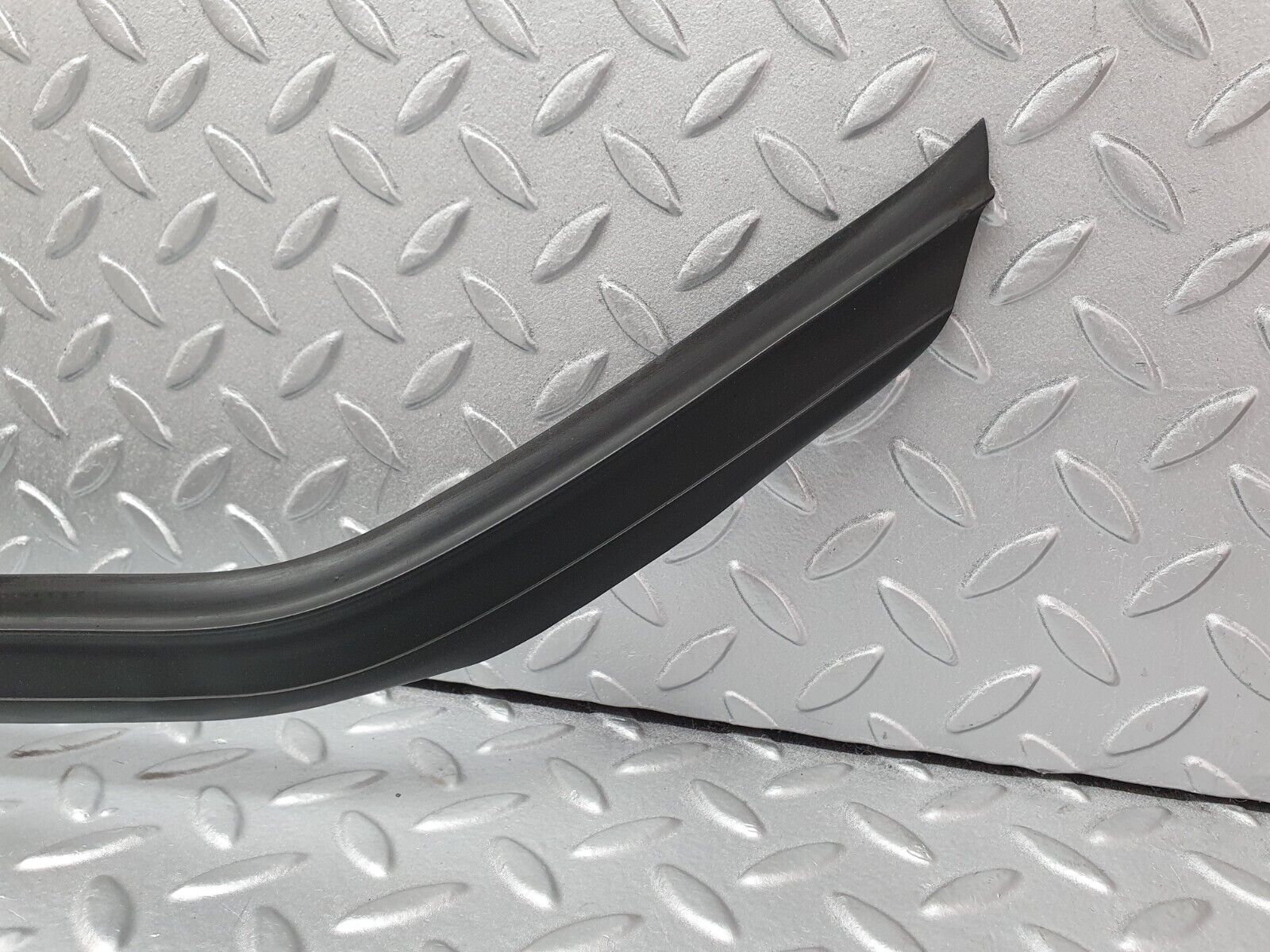 41714 Mercedes-Benz W124 200E Rear Windscreen Lower Rubber Seal