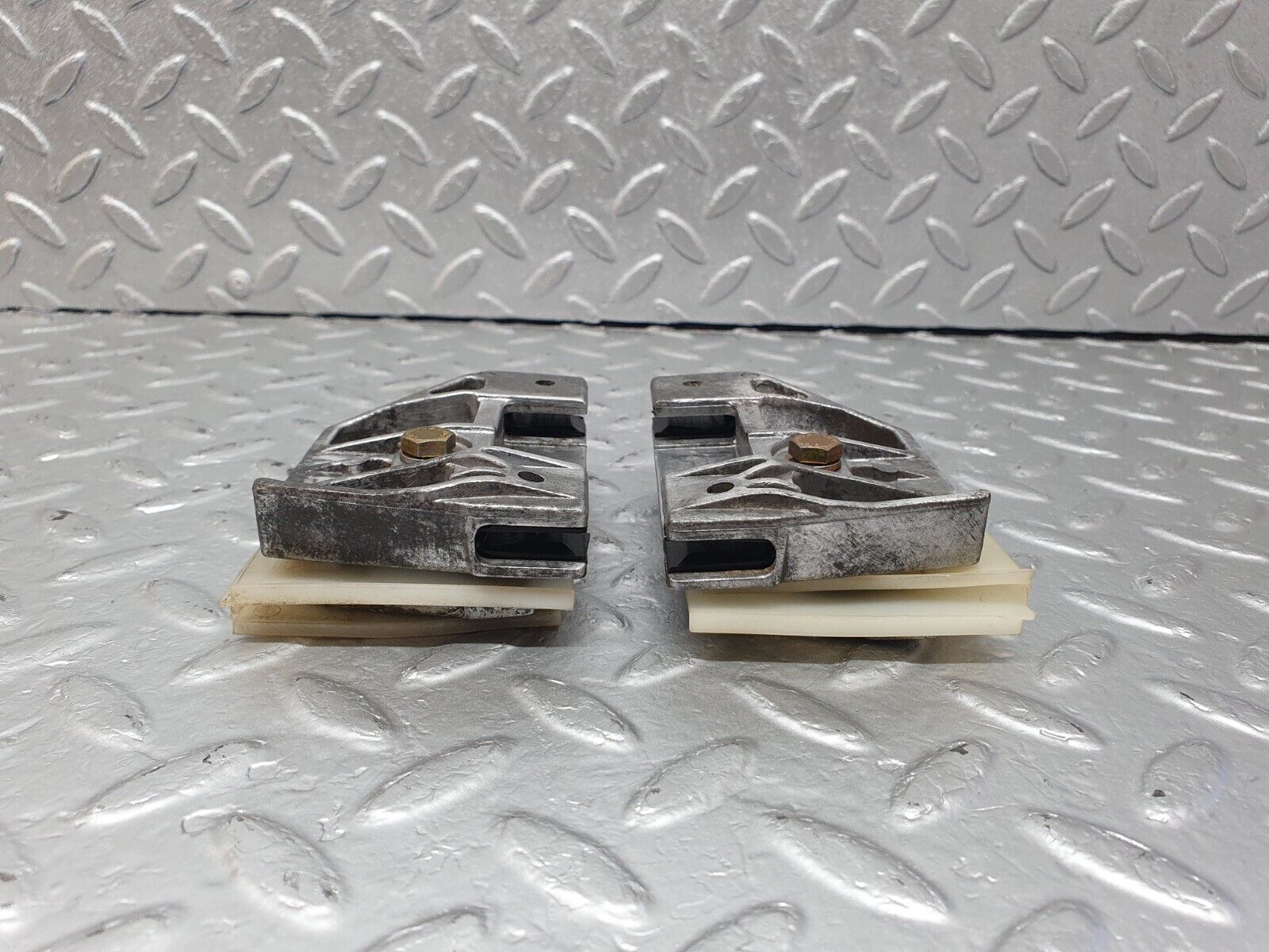 42505 Mercedes-Benz R129 320SL Coupe Door Window Guide Bracket 1247250132 1247250232