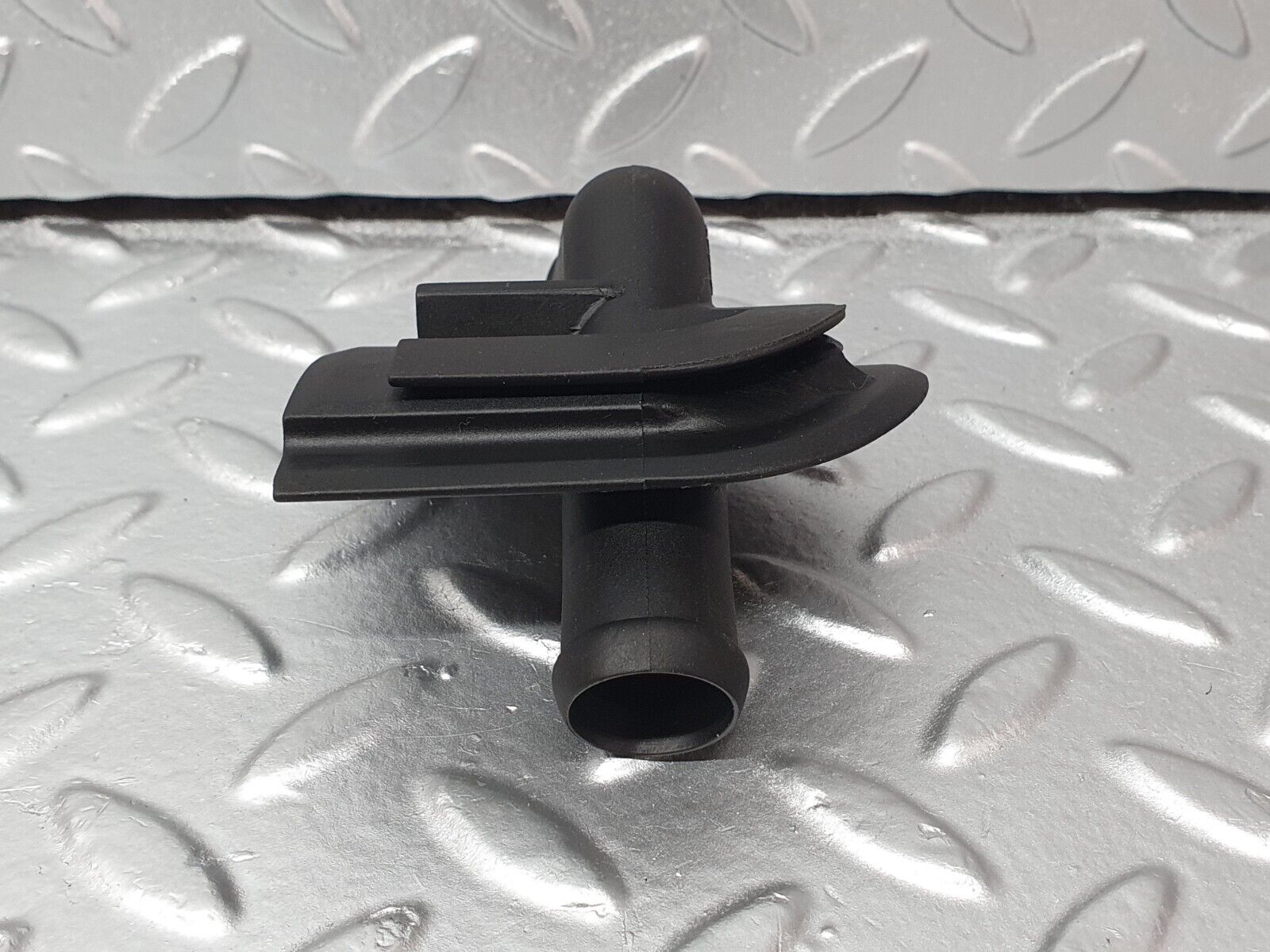 42129 Mercedes-Benz W202 C200 Heater Hose Pipe Connector 2028321215