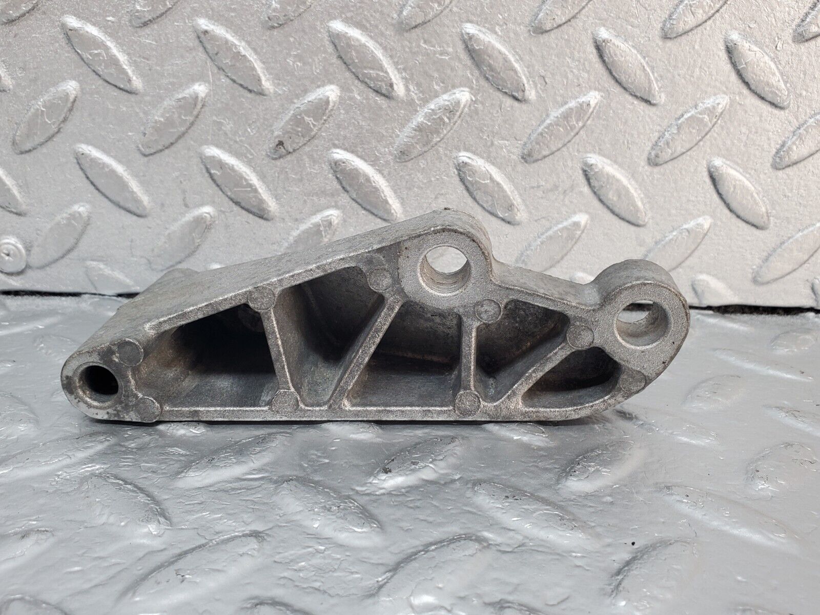 45415 Mercedes-Benz 280E M110.983 Power Steering Pump Bracket 1104663141