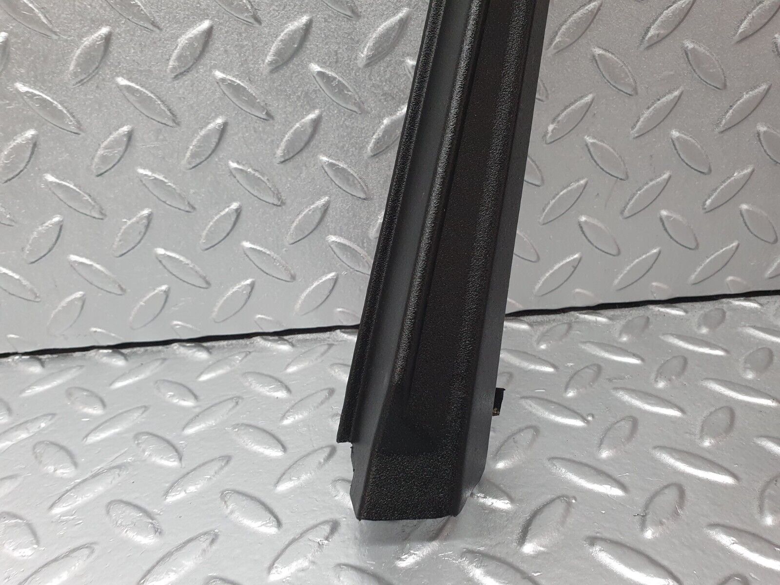 42085 Mercedes-Benz W202 C200 Front Right Door Window Frame Cover 2027250271