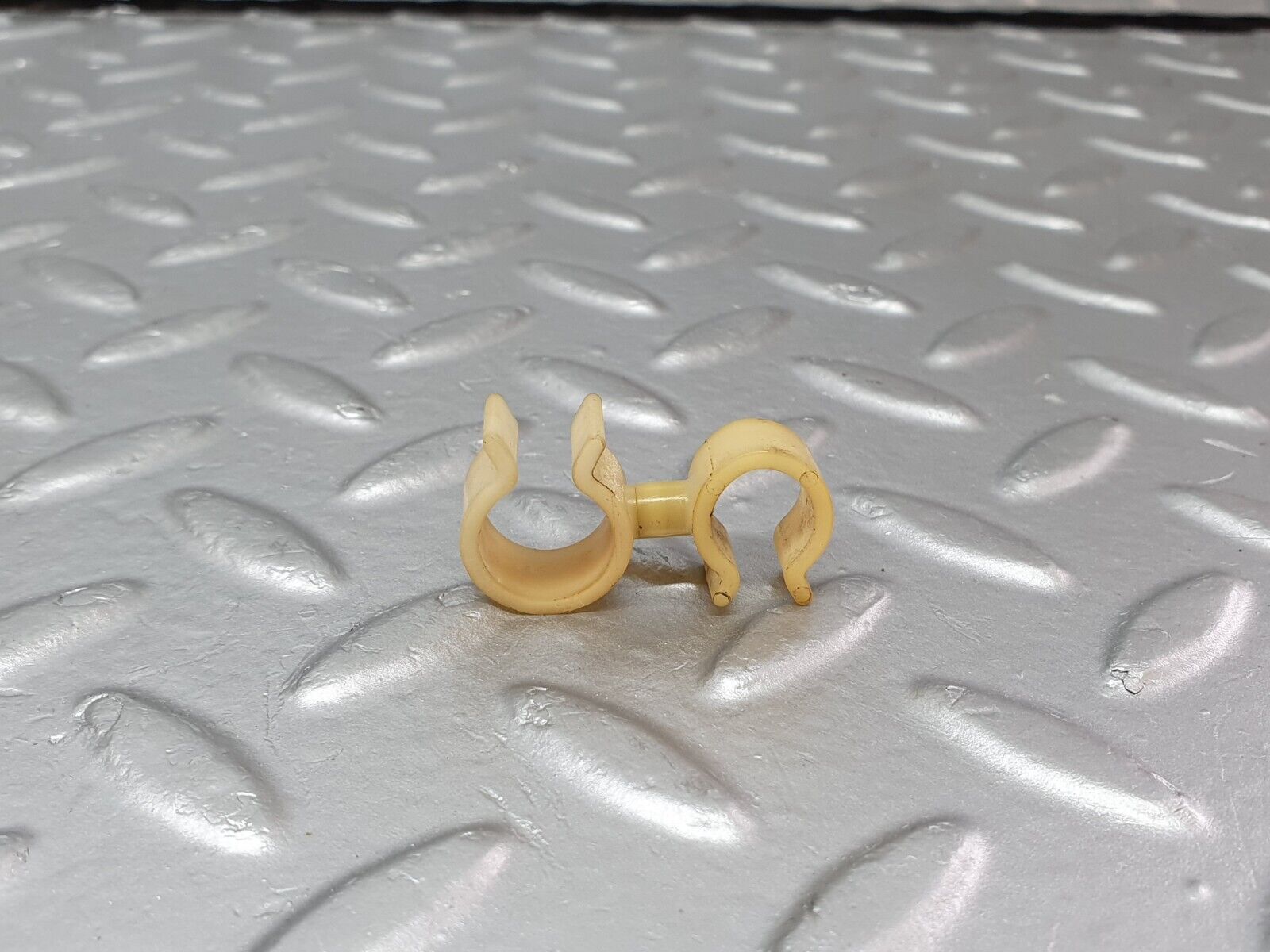 41709 Mercedes-Benz W124 200E Brake Servo Pipe Holder