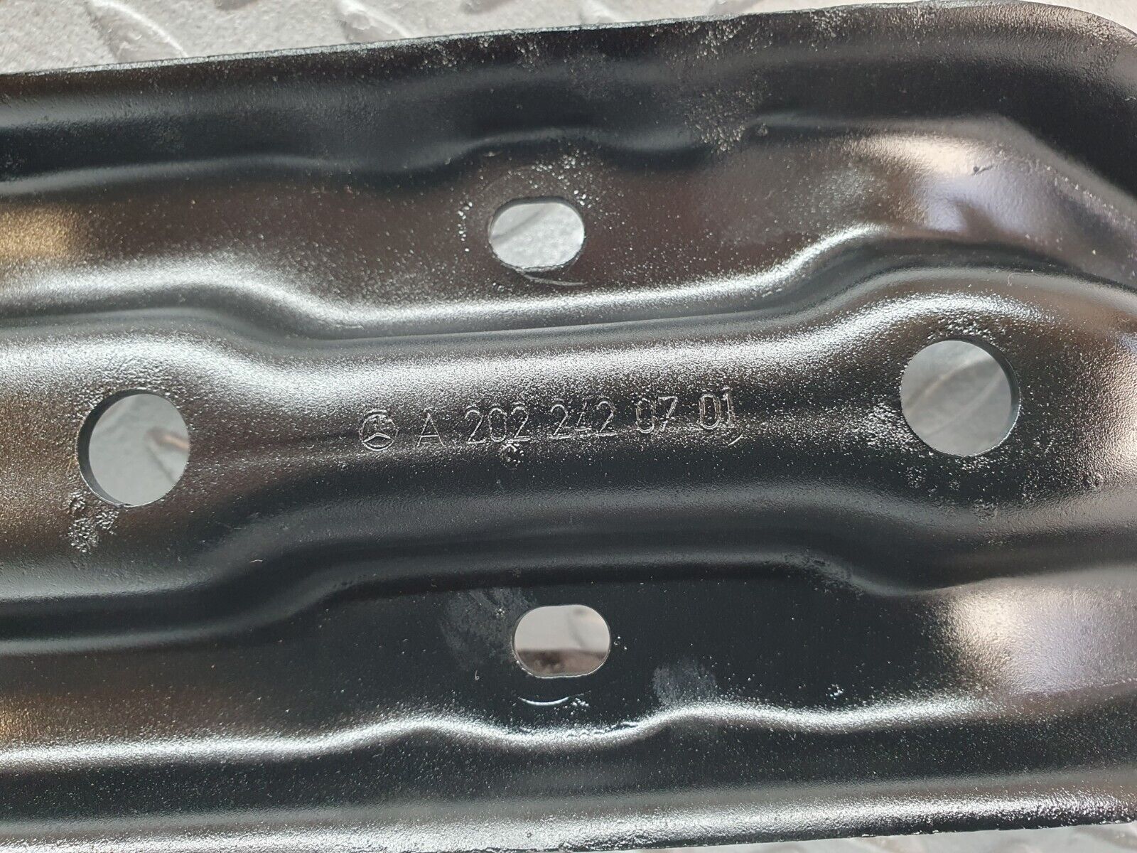 41950 Mercedes-Benz W202 C200 Gearbox Mount Bracket 2022420701