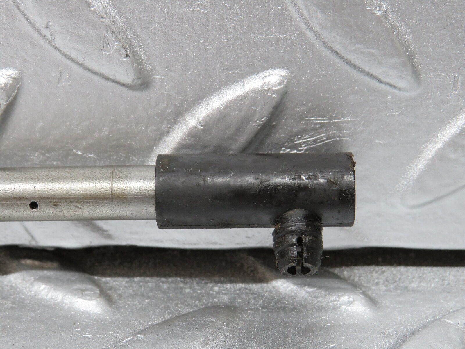 33082 Mercedes-Benz C107 R107 350 V8 Camshaft Oil Tube