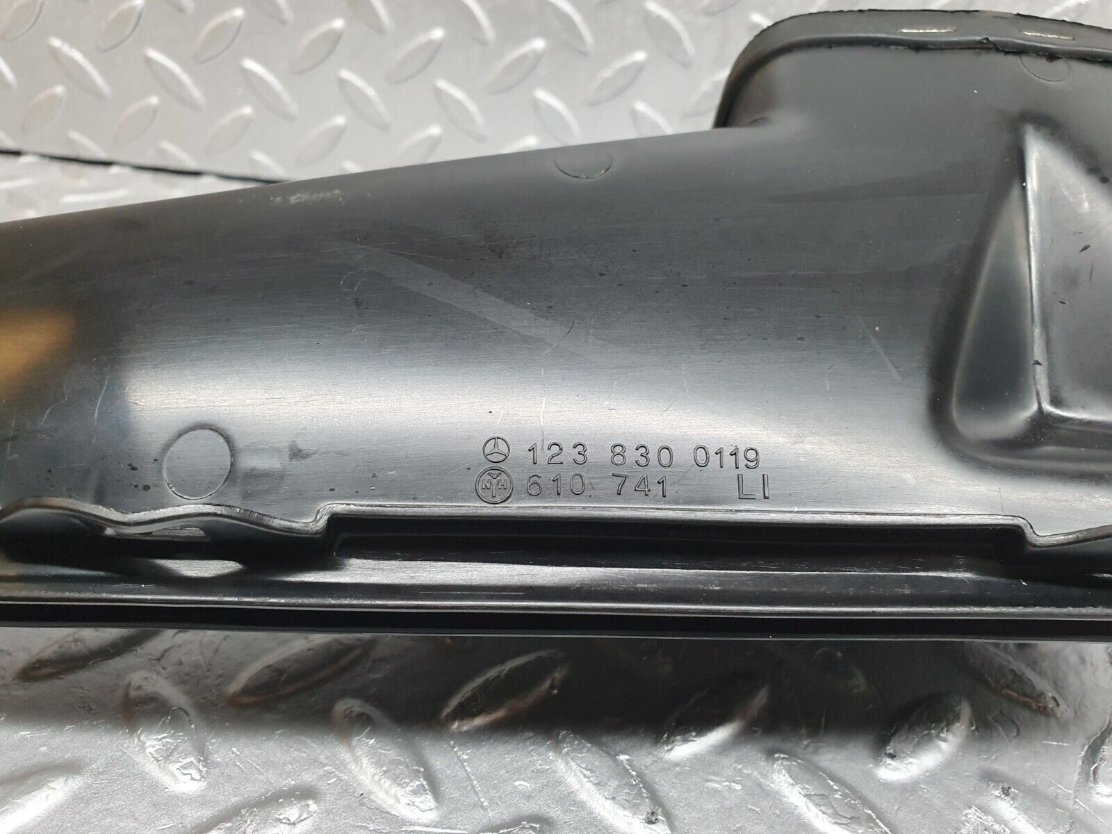 43886 Mercedes-Benz C123 230CE Coupe Air Duct Vent 2x 1238300219 1238300119