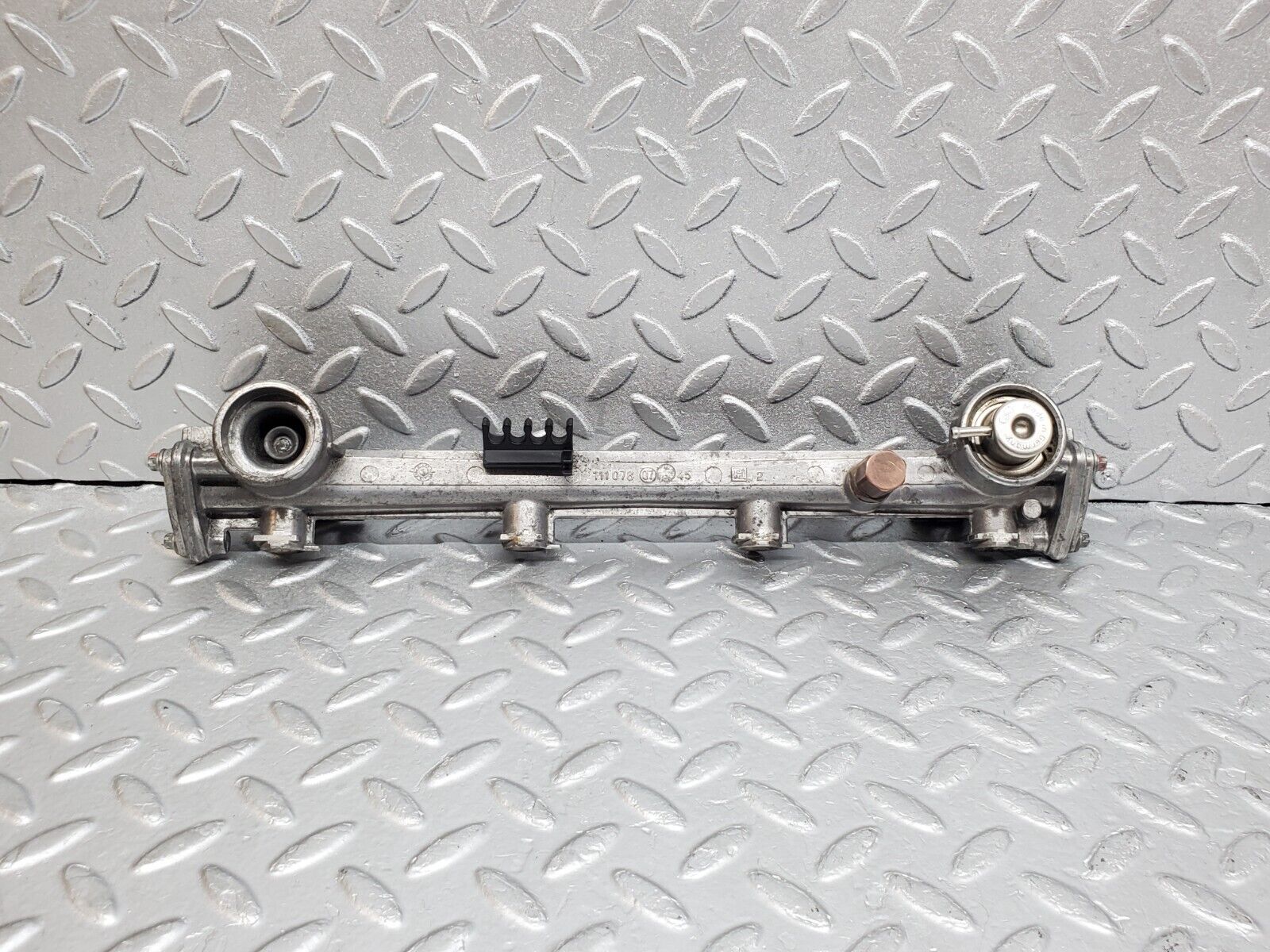 44733 Mercedes-Benz W124 220E Fuel Injector Rail 1110780745