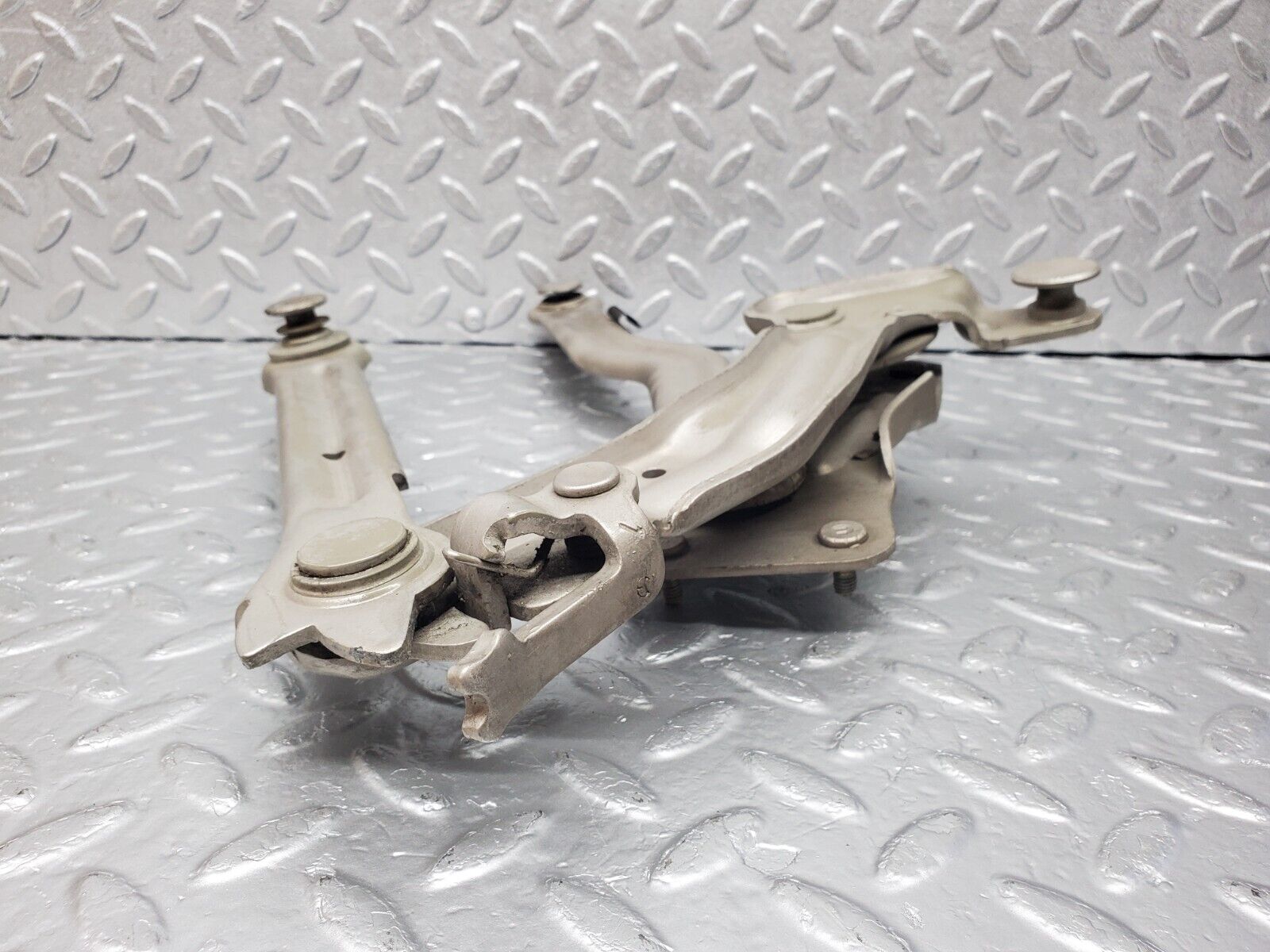 45796 Mercedes-Benz W126 420SE Bonnet Hinge Right Side