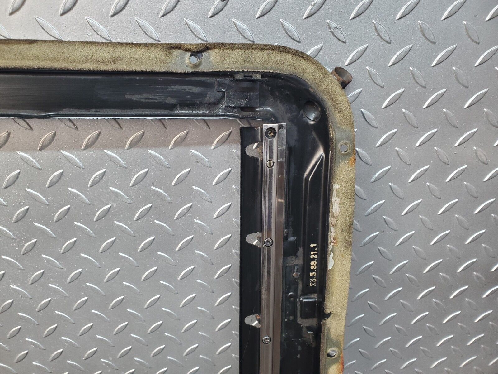 45994 Mercedes-Benz W126 420SE Power Sunroof Frame