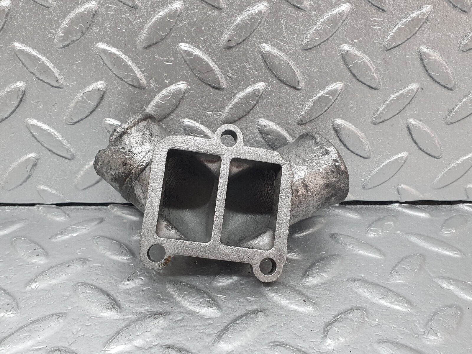 43556 Mercedes-Benz C126 380SEC Coupe Water Pump Flange 1172010103