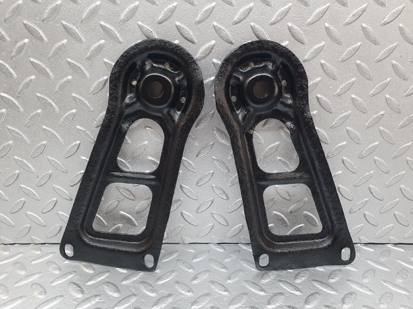 43893 Mercedes-Benz C123 230CE Coupe Rear Suspension Axle Mounting Bracket